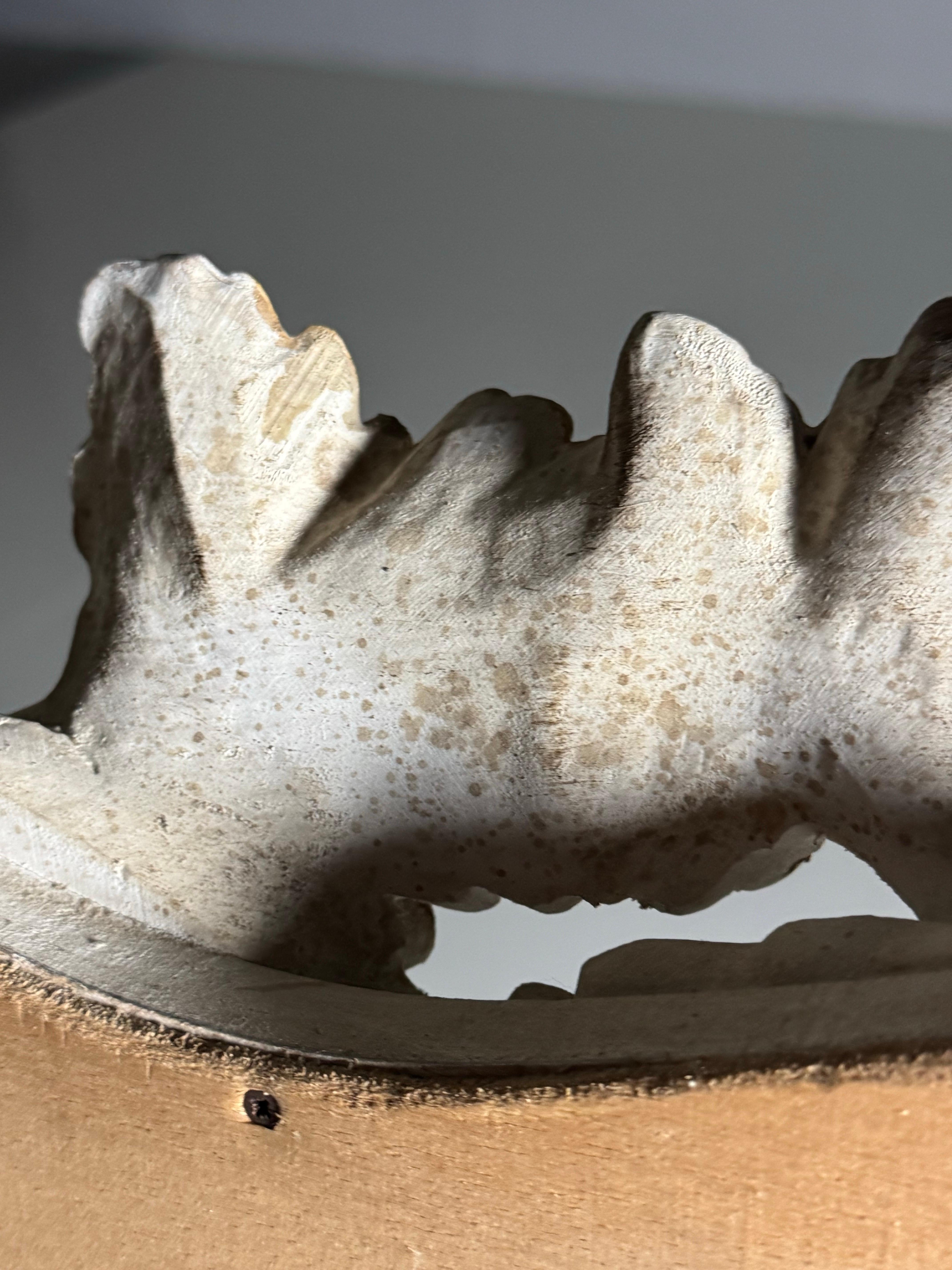 Metà XX secolo Specchio francese intagliato bianco e oro del XX secolo in vendita