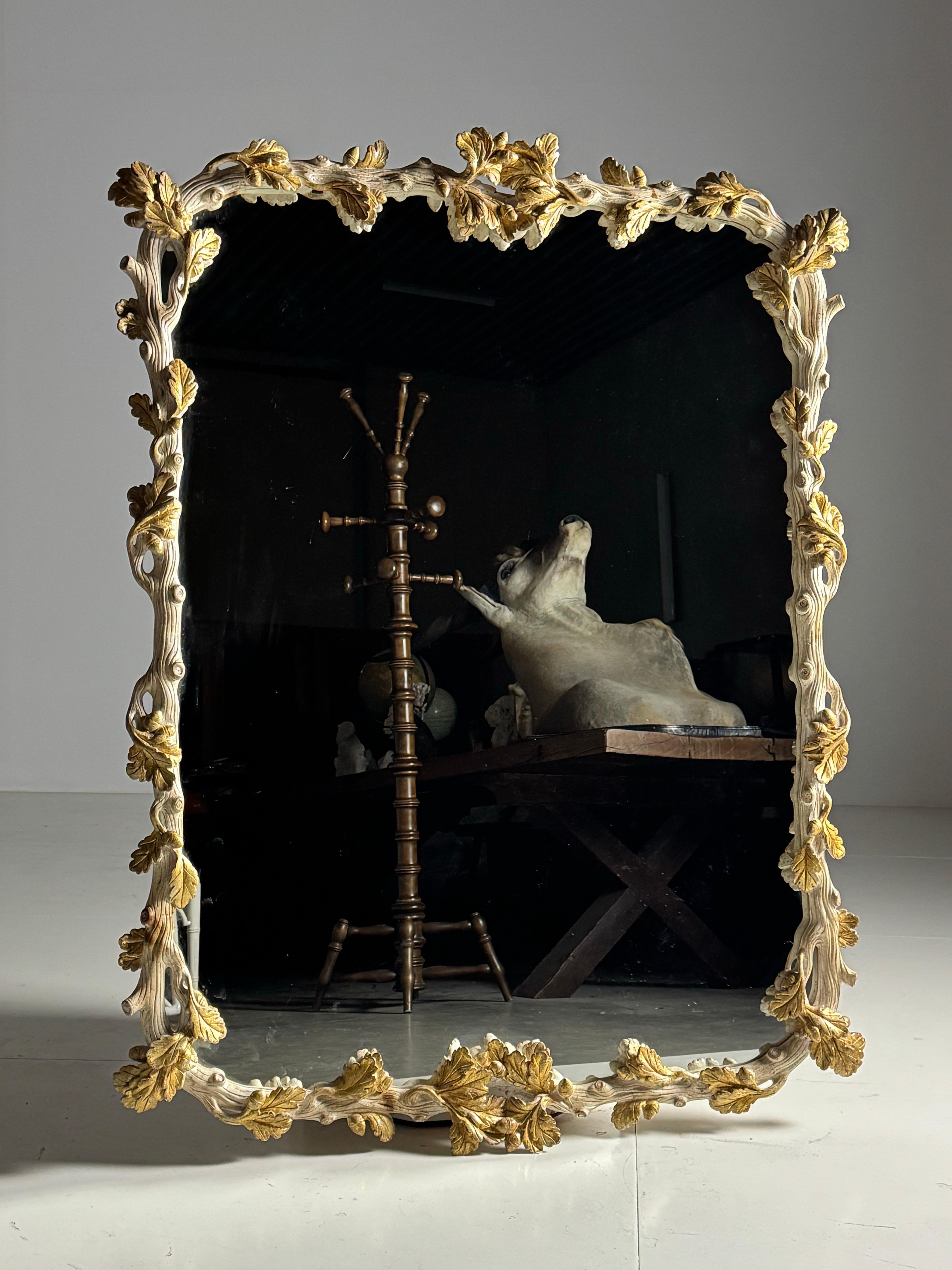 Legno Specchio francese intagliato bianco e oro del XX secolo in vendita
