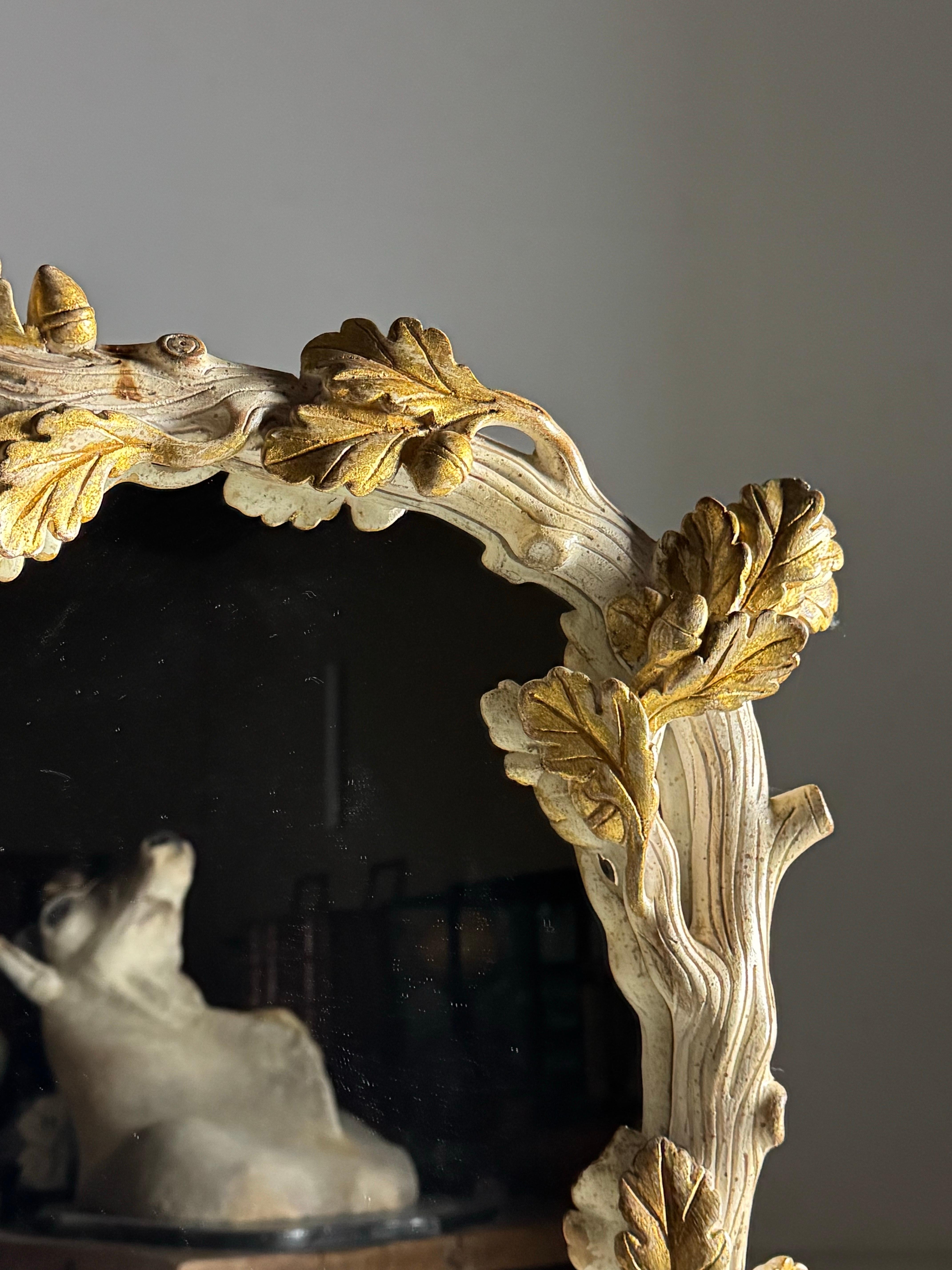 Specchio francese intagliato bianco e oro del XX secolo in vendita 1