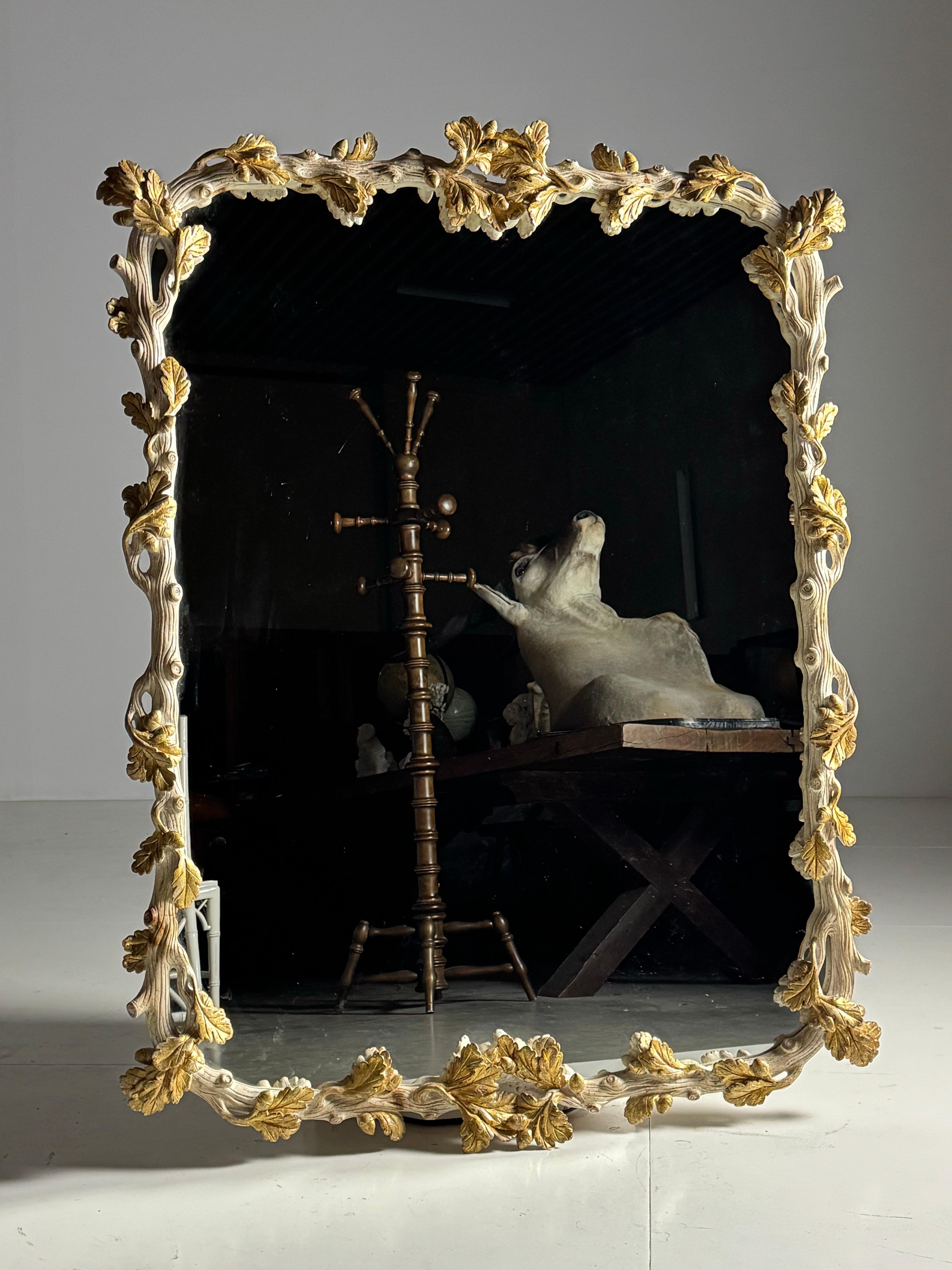 Specchio francese intagliato bianco e oro del XX secolo in vendita 3