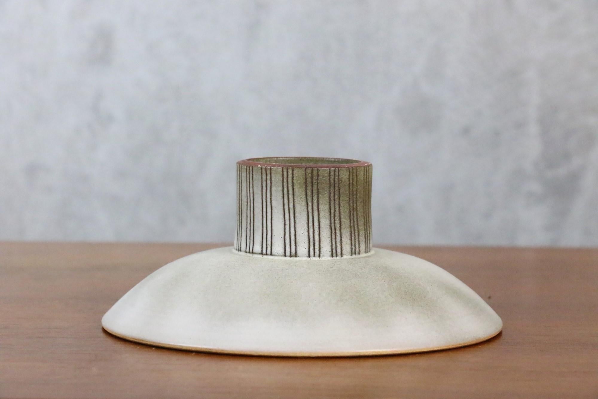 Smaltato Tazza in ceramica bianca francese del XX secolo di René Maurel, Vallauris, anni '70 in vendita