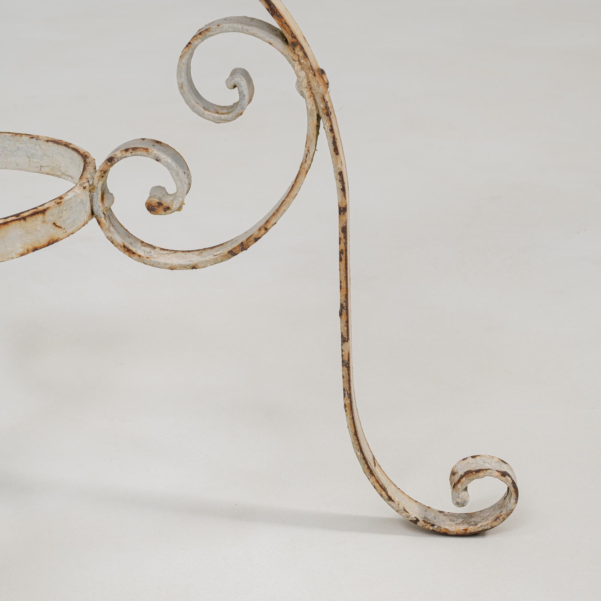 Portafiori francese in metallo dipinto di bianco del XX secolo in vendita 5