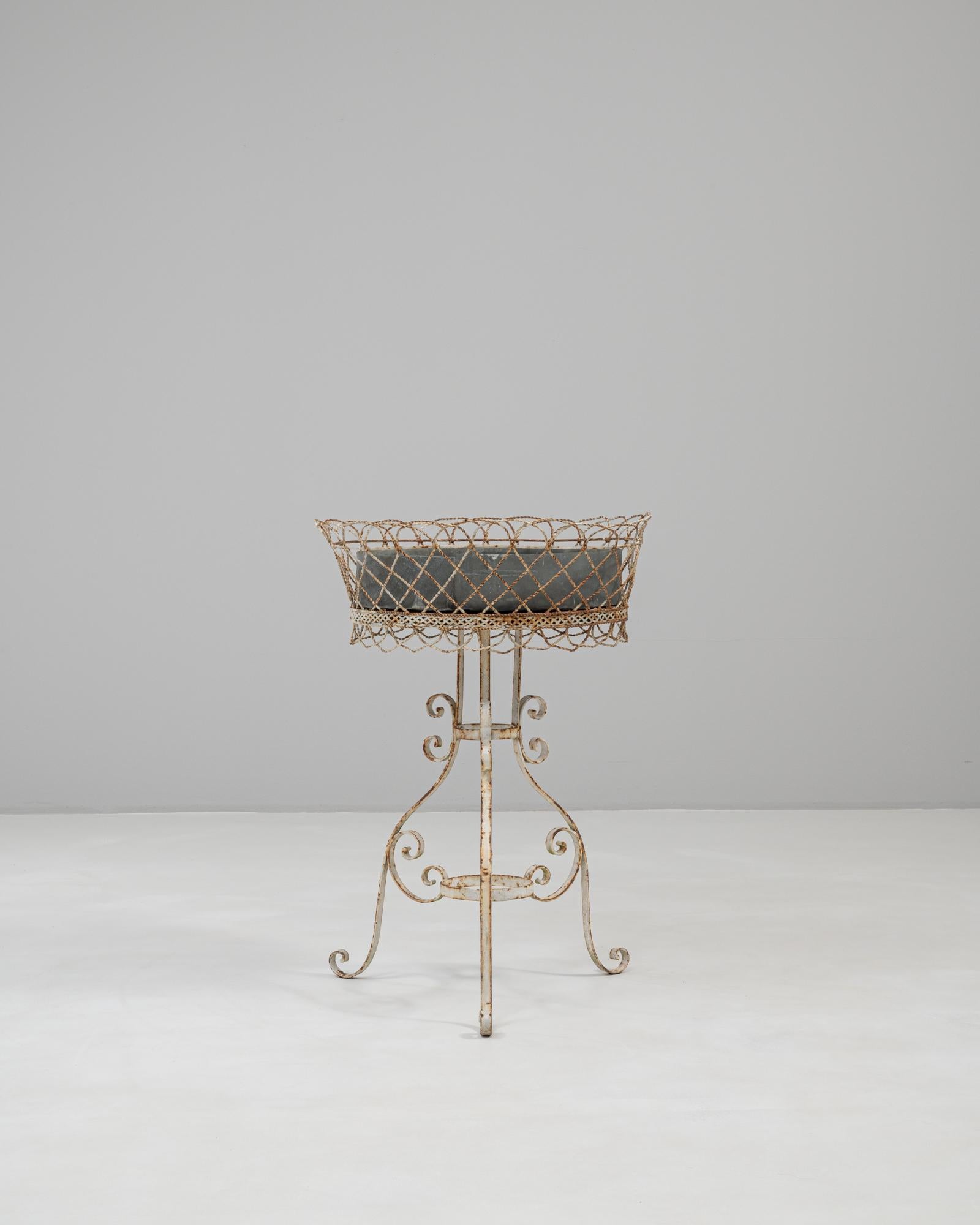 Portafiori francese in metallo dipinto di bianco del XX secolo in vendita 6