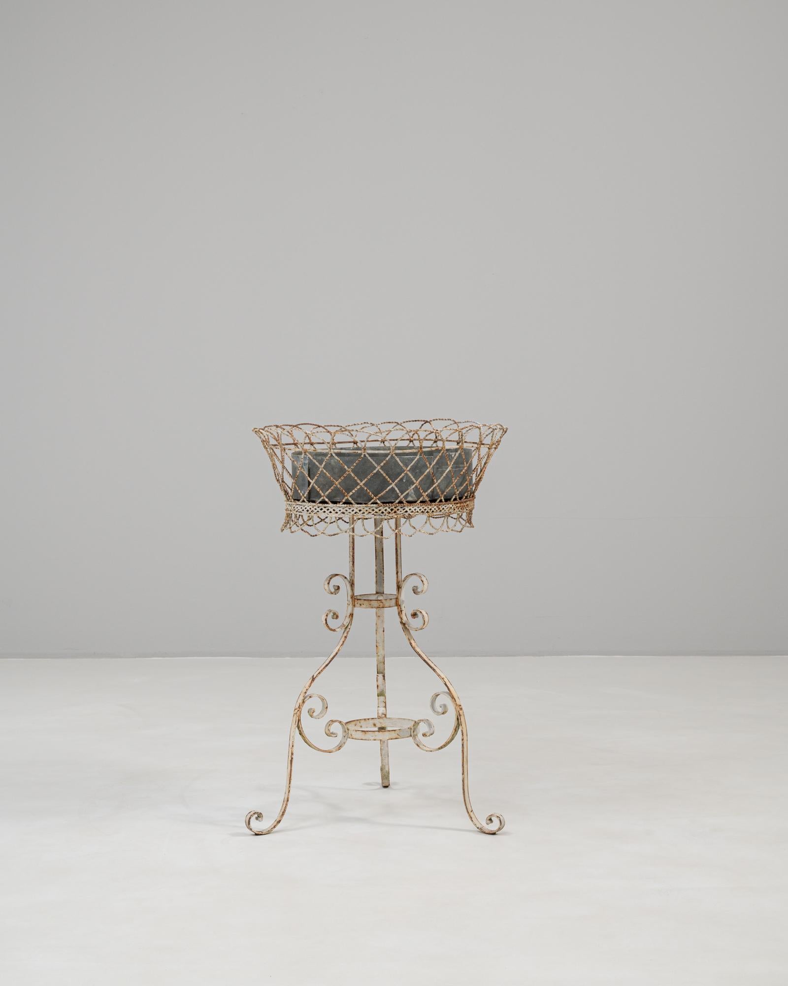 Francese Portafiori francese in metallo dipinto di bianco del XX secolo in vendita