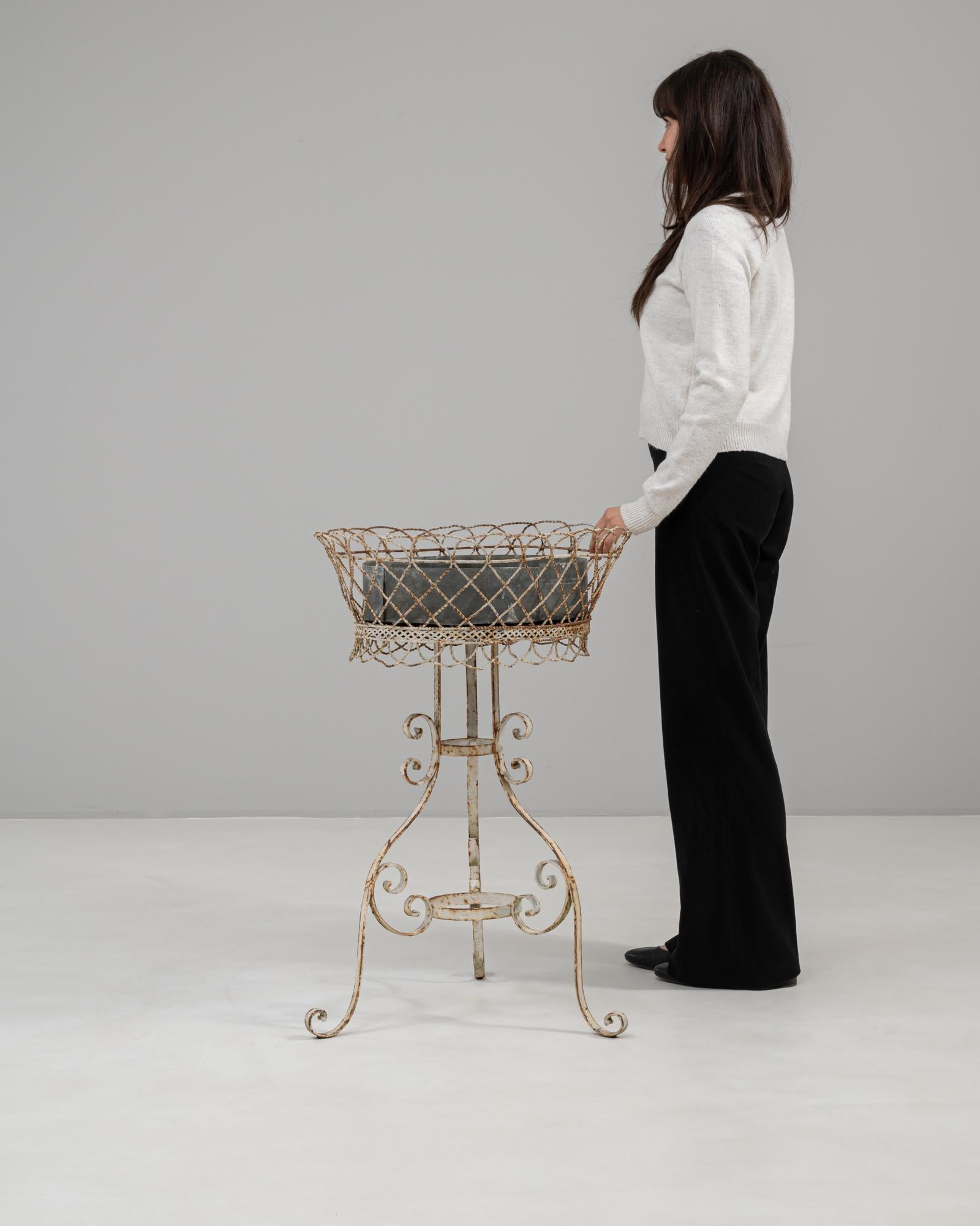 Portafiori francese in metallo dipinto di bianco del XX secolo In condizioni buone in vendita a High Point, NC