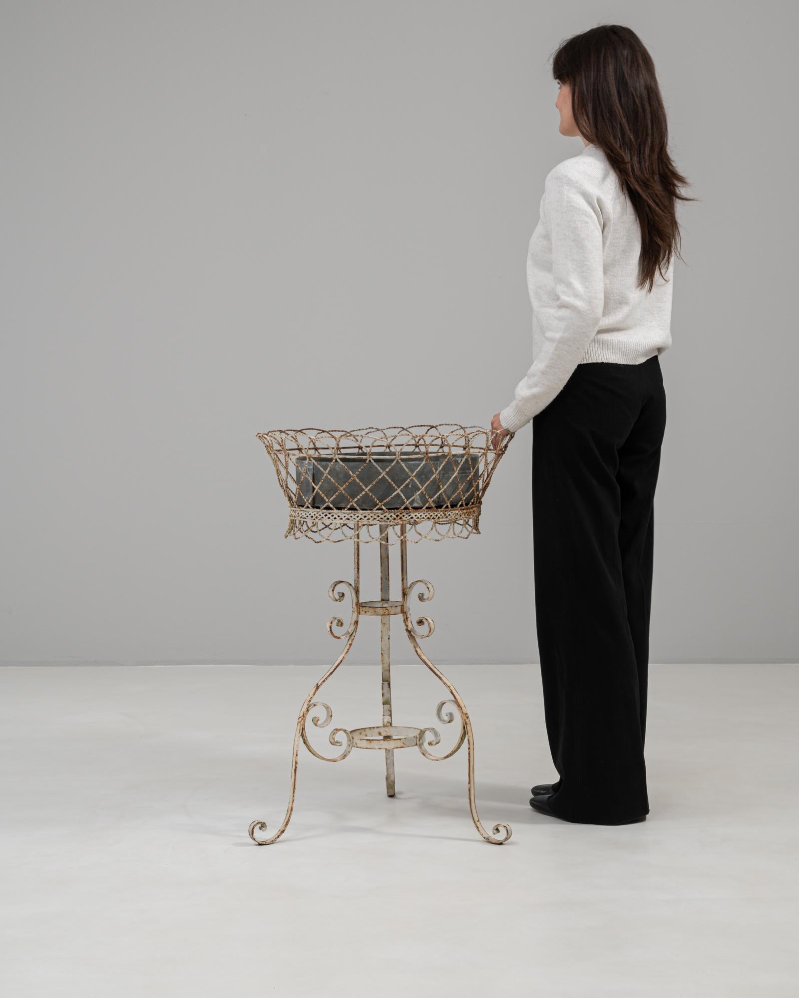 Metallo Portafiori francese in metallo dipinto di bianco del XX secolo in vendita