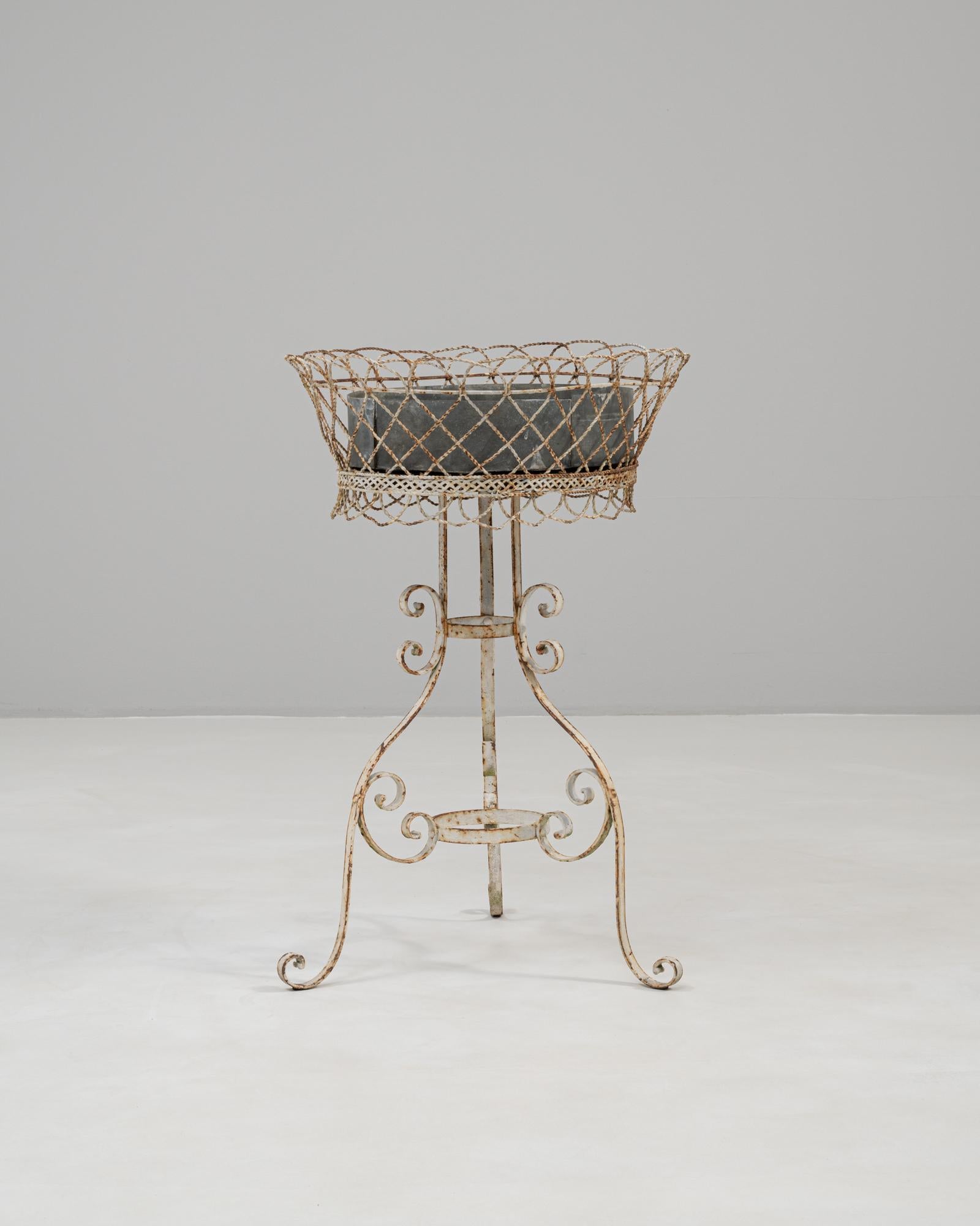 Portafiori francese in metallo dipinto di bianco del XX secolo in vendita 1