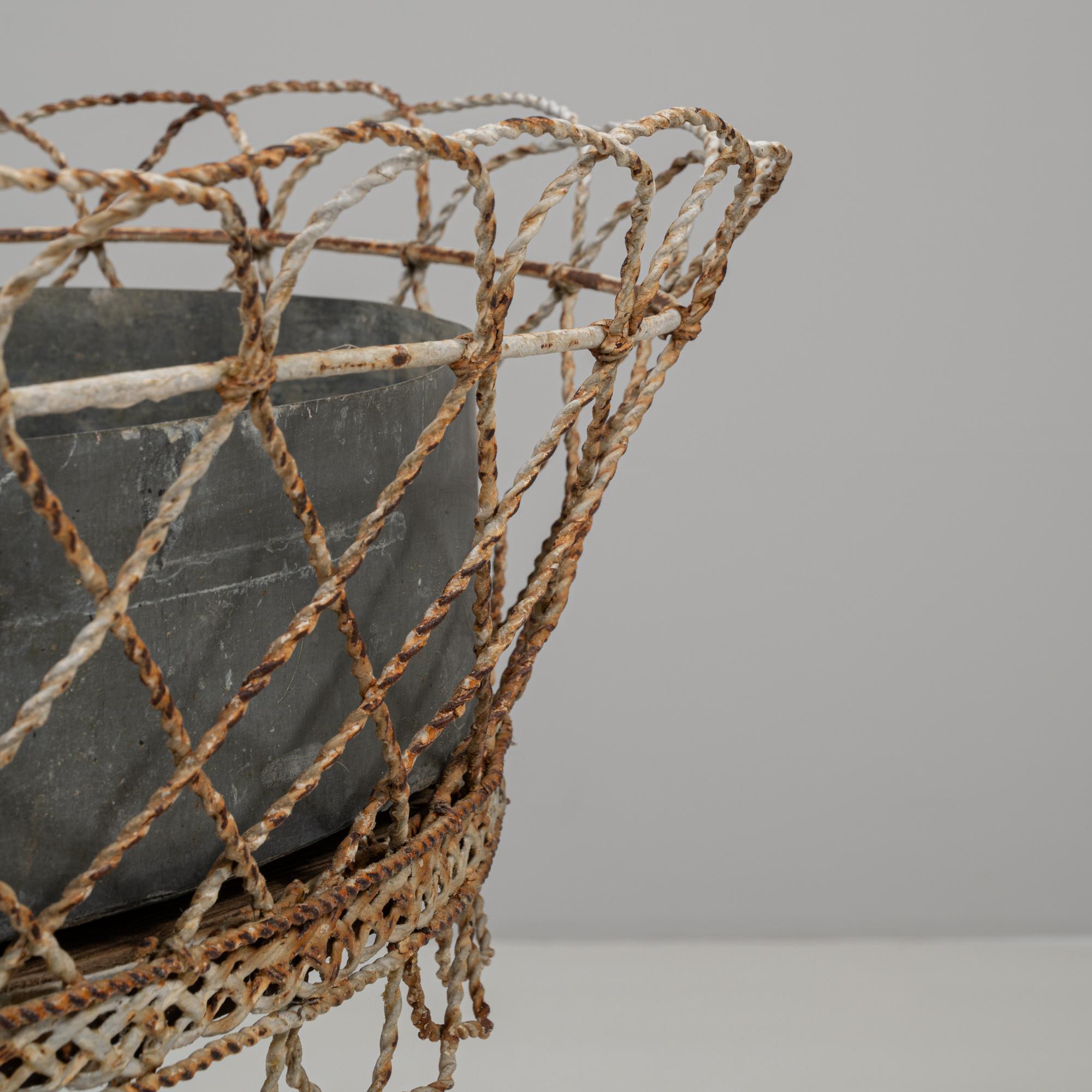 Portafiori francese in metallo dipinto di bianco del XX secolo in vendita 3