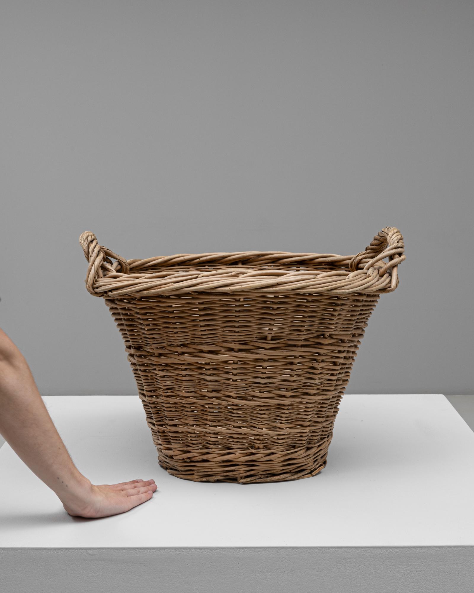 Francese 20th Century French Wicker Basket in vendita