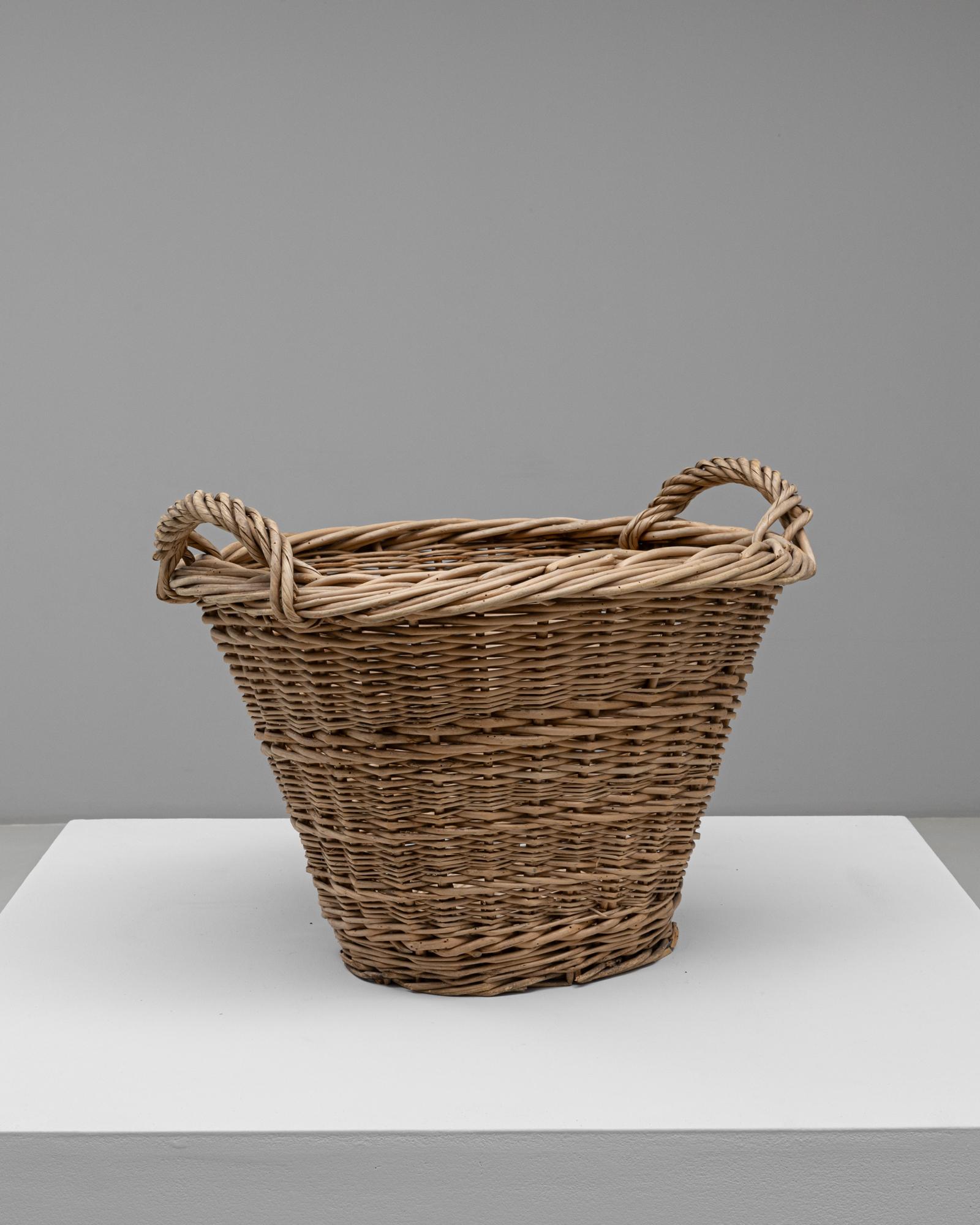 20th Century French Wicker Basket In condizioni buone in vendita a High Point, NC