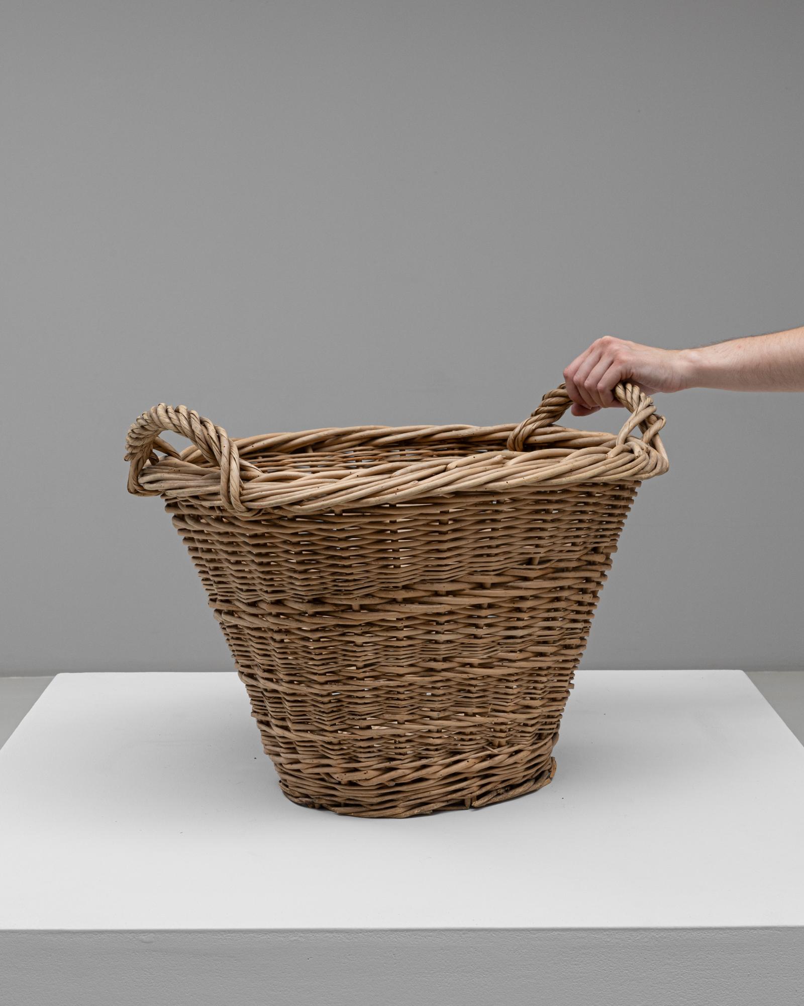 XX secolo 20th Century French Wicker Basket in vendita