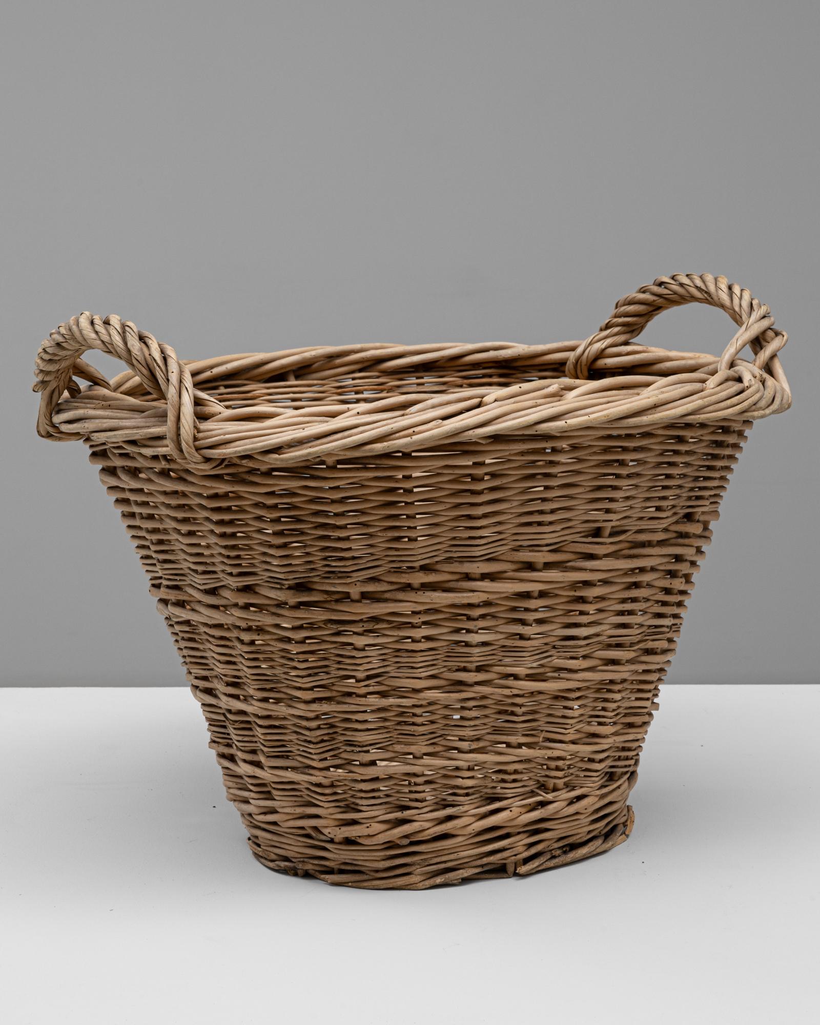Vimini 20th Century French Wicker Basket in vendita