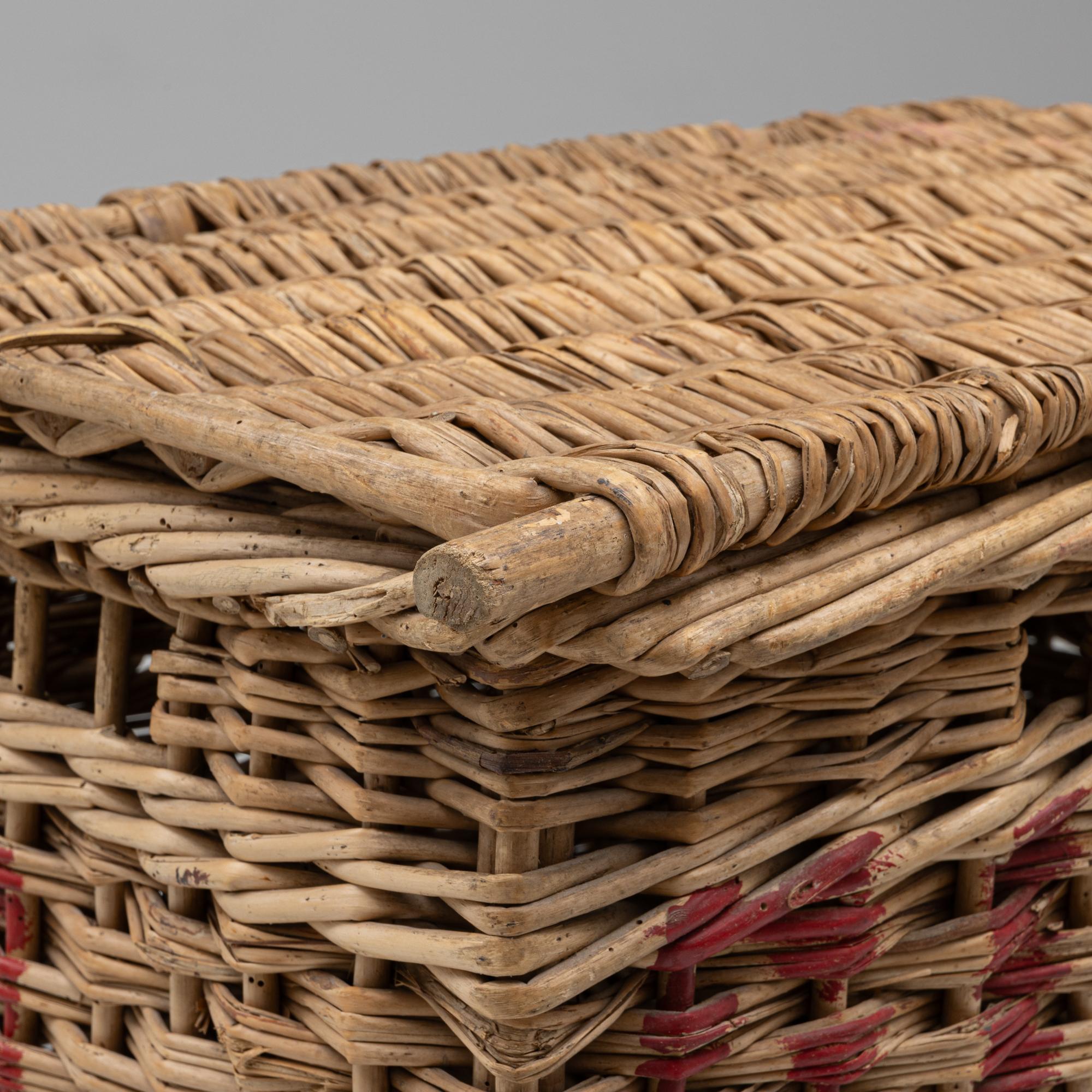 20th Century French Wicker Trunk For Sale 7