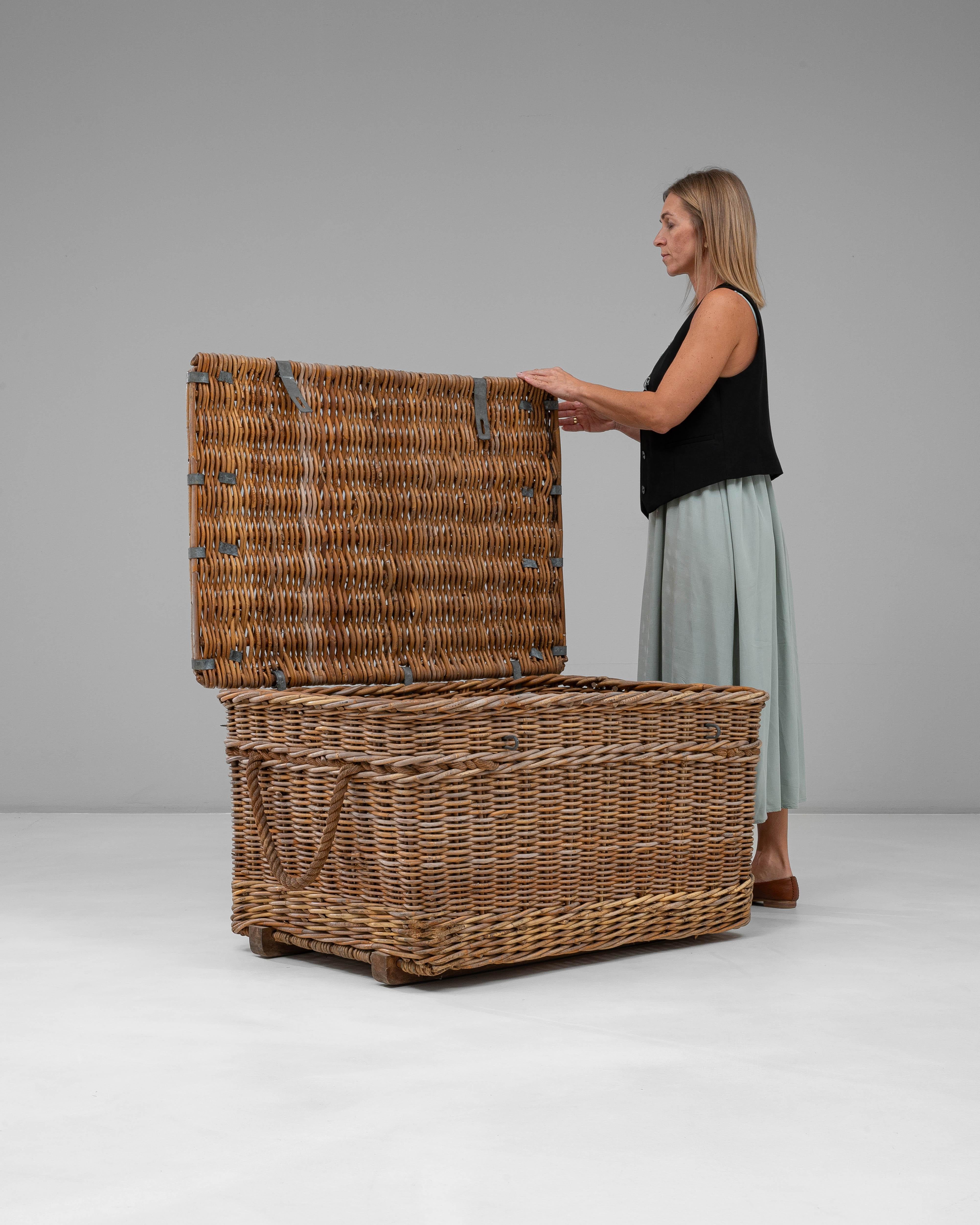 Baúl francés de mimbre del siglo XX en venta 5