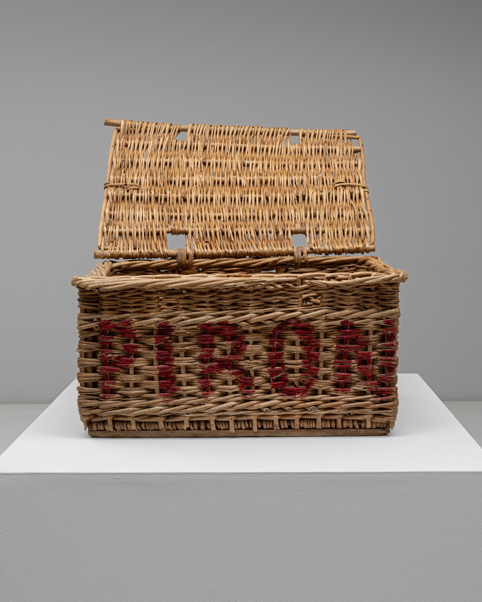 20th Century French Wicker Trunk For Sale 1