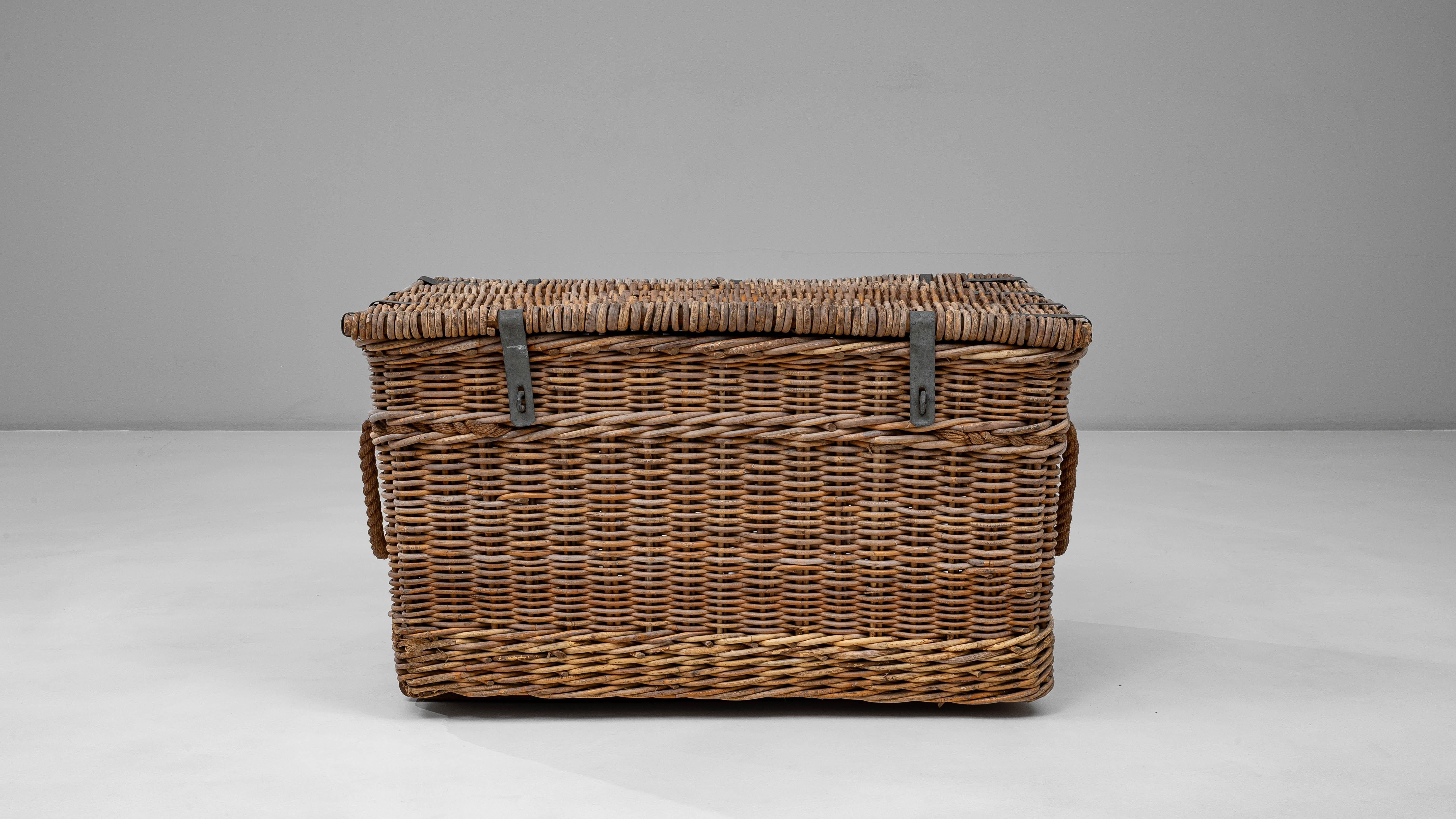 Baúl francés de mimbre del siglo XX en venta 1