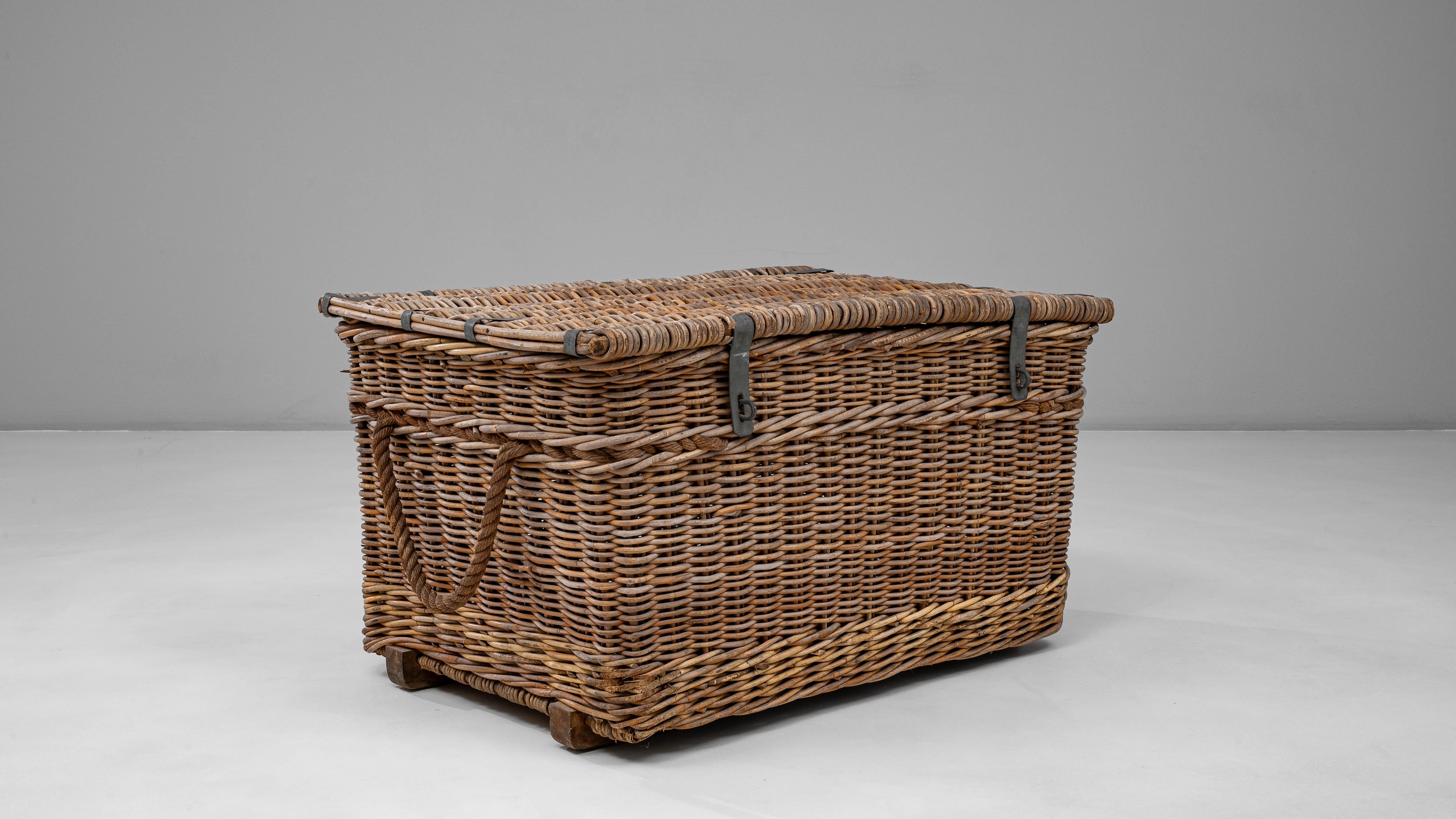 Baúl francés de mimbre del siglo XX en venta 2