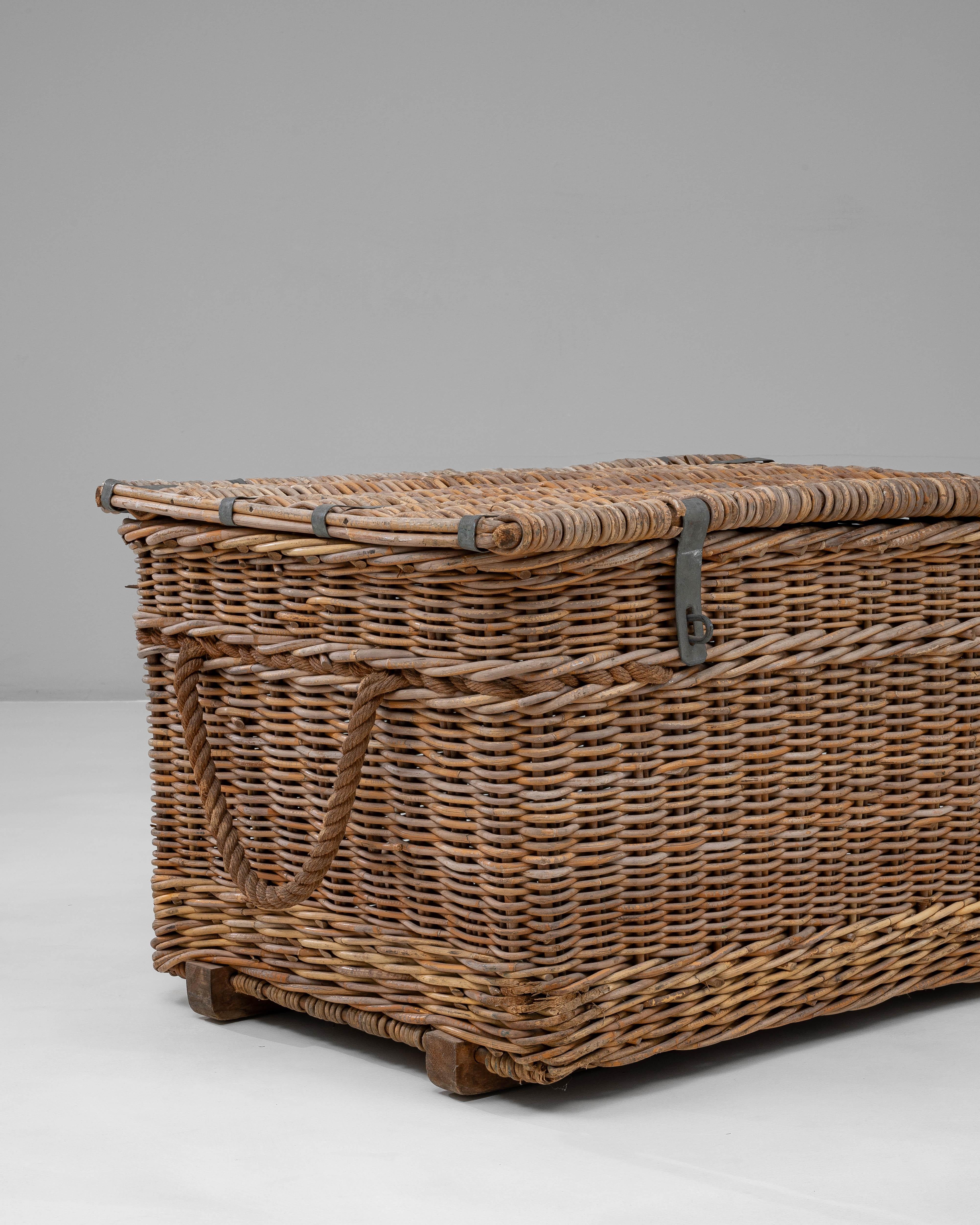 Baúl francés de mimbre del siglo XX en venta 3