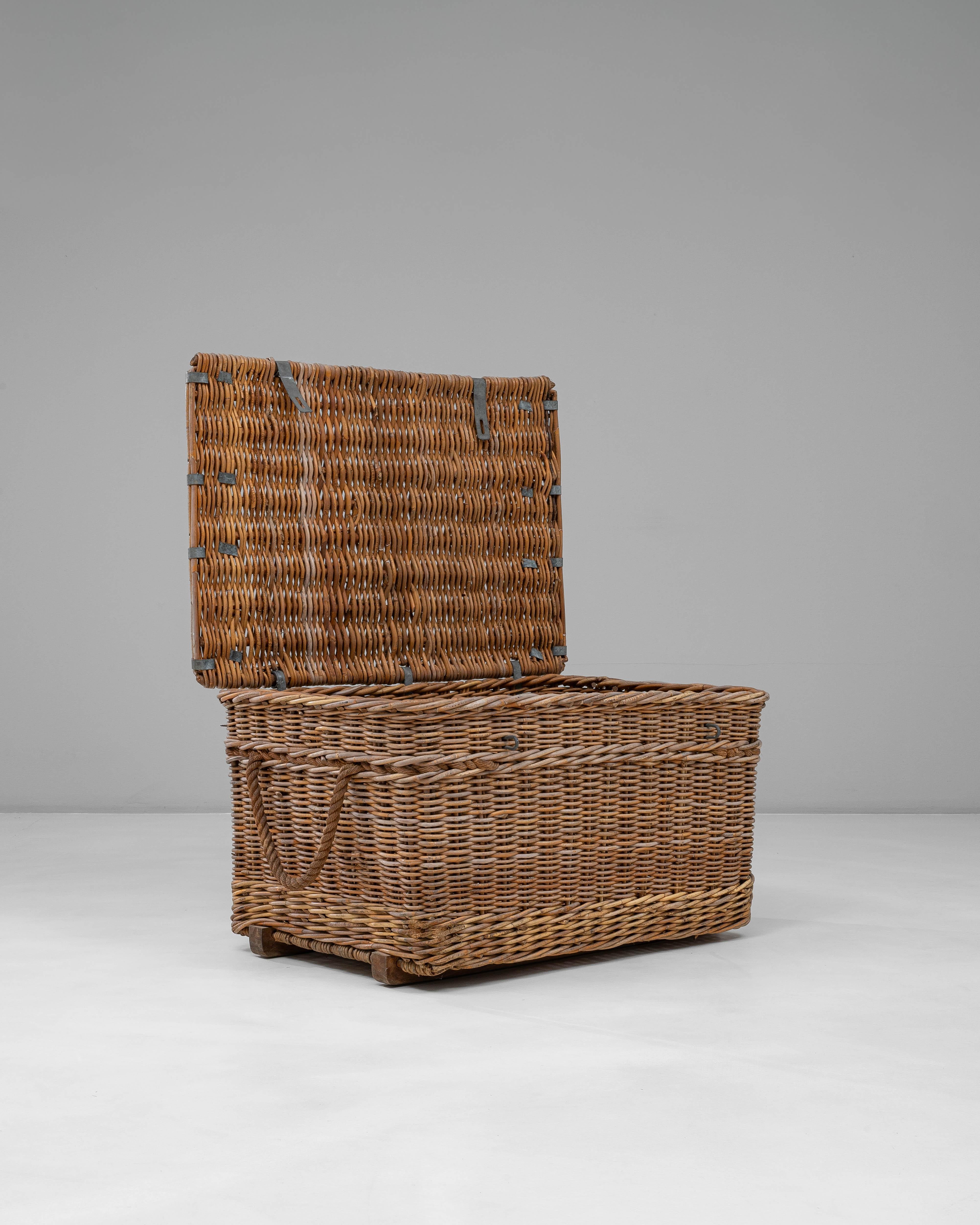 Baúl francés de mimbre del siglo XX en venta 4