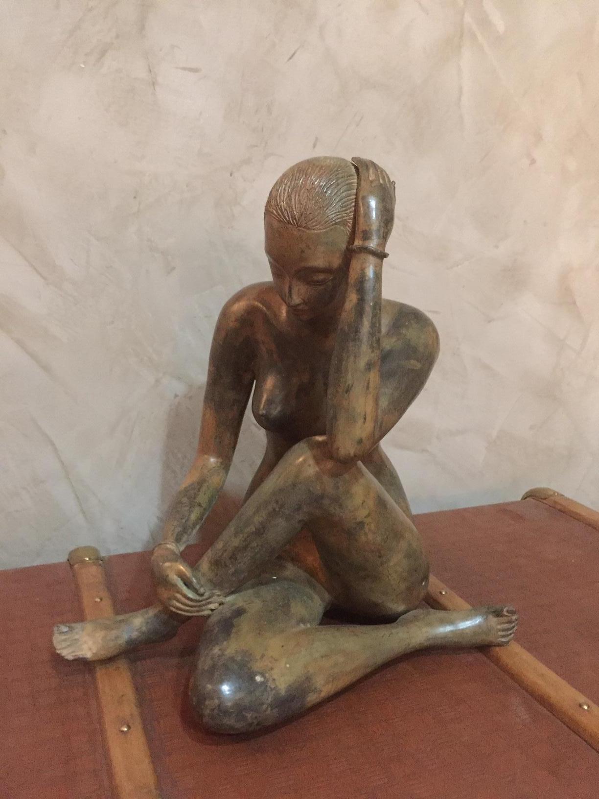 Belle sculpture en bronze d'une femme française du 20e siècle:: signée par Pierre Chenet. 
Le bronze a une très belle patine. Vous verrez la signature de l'artiste avec une couronne à trois branches:: c'est le symbole de la fonderie. 
Pierre Chenet