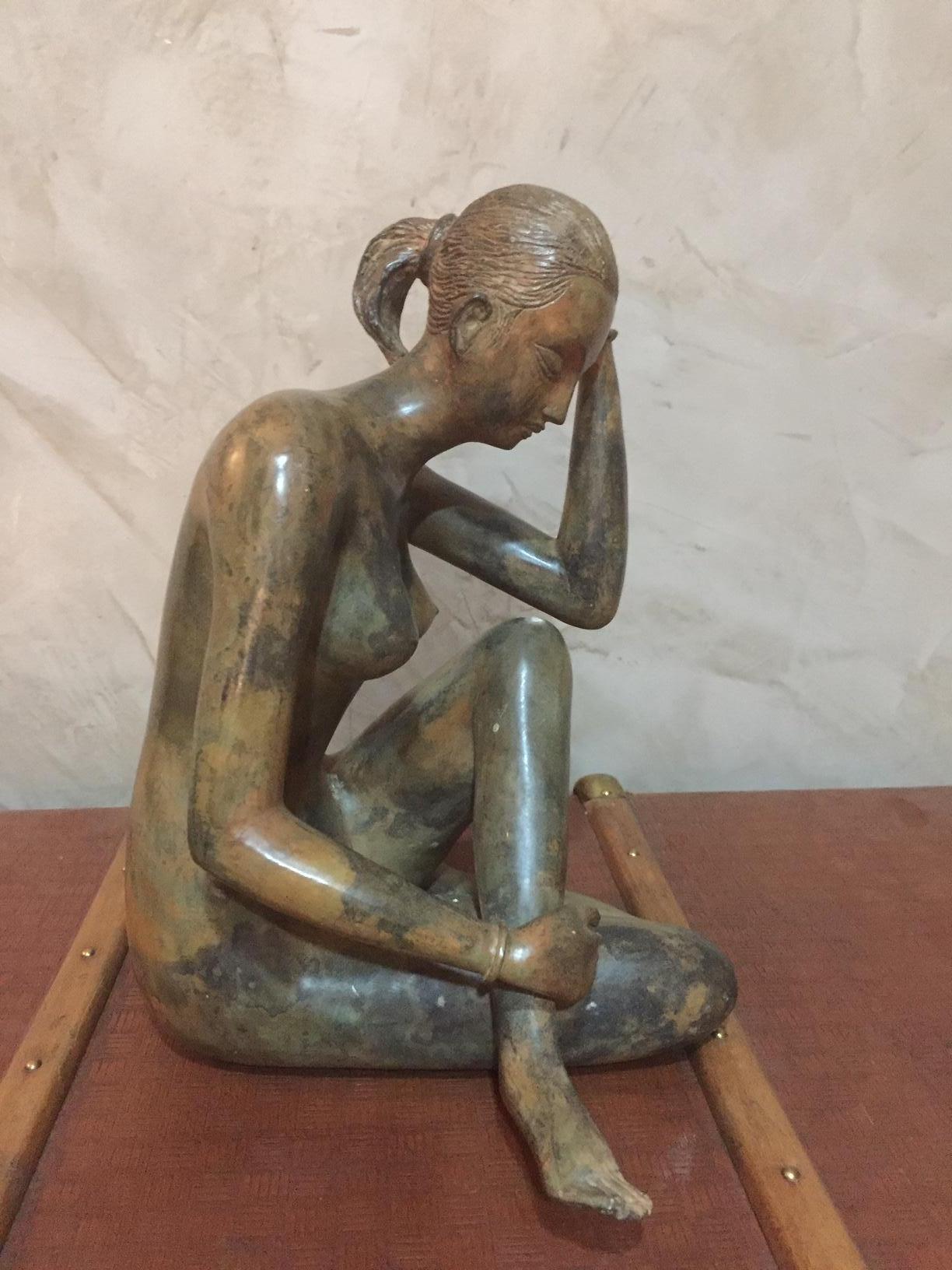 Français femme française du 20ème siècle Sculpture en bronze signée par Pierre Chenet