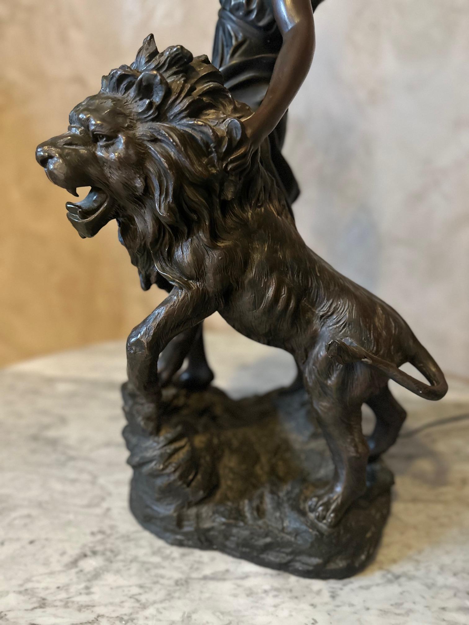 Statua di donna con leone e lampada francese del XX secolo in vendita 4