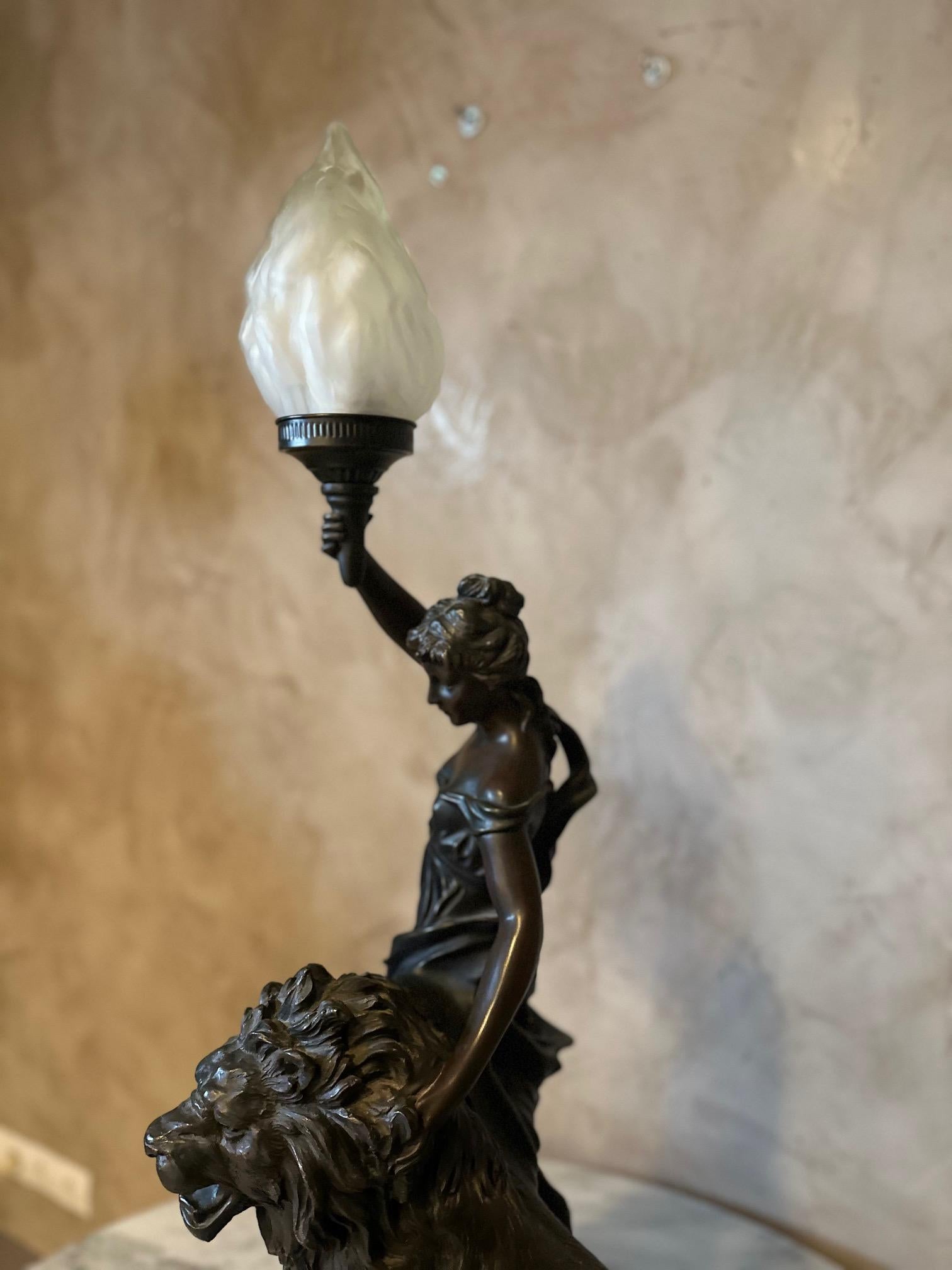 Statua di donna con leone e lampada francese del XX secolo in vendita 5