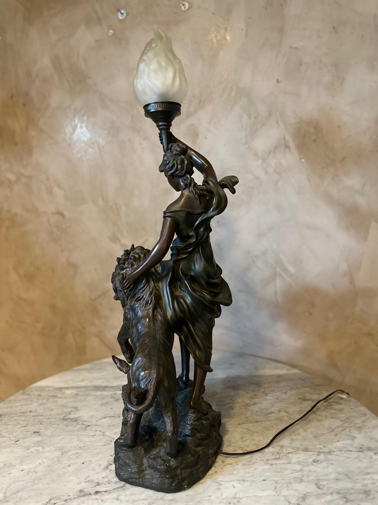 Statua di donna con leone e lampada francese del XX secolo in vendita 7