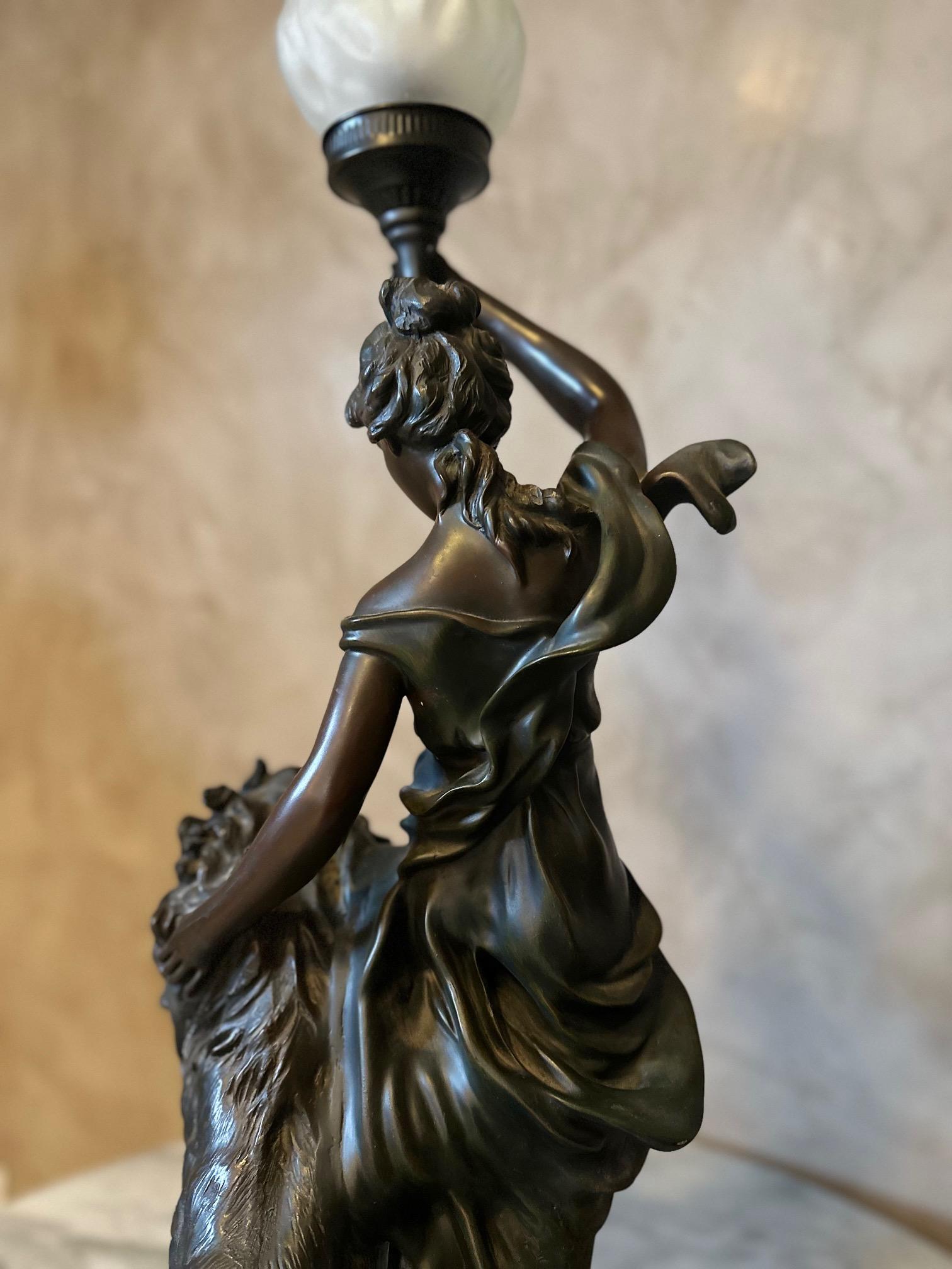 Statua di donna con leone e lampada francese del XX secolo in vendita 8