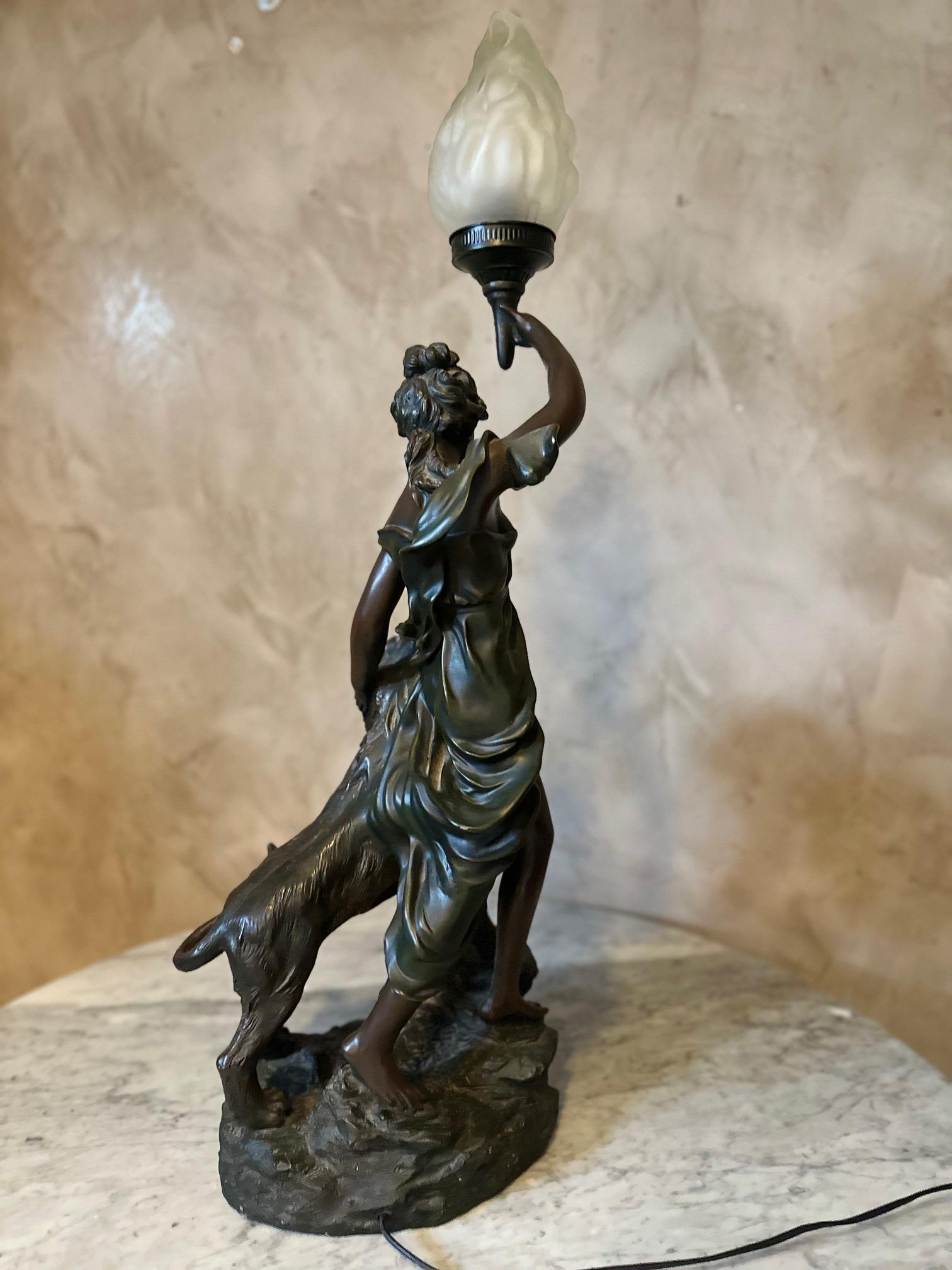 Statua di donna con leone e lampada francese del XX secolo in vendita 9