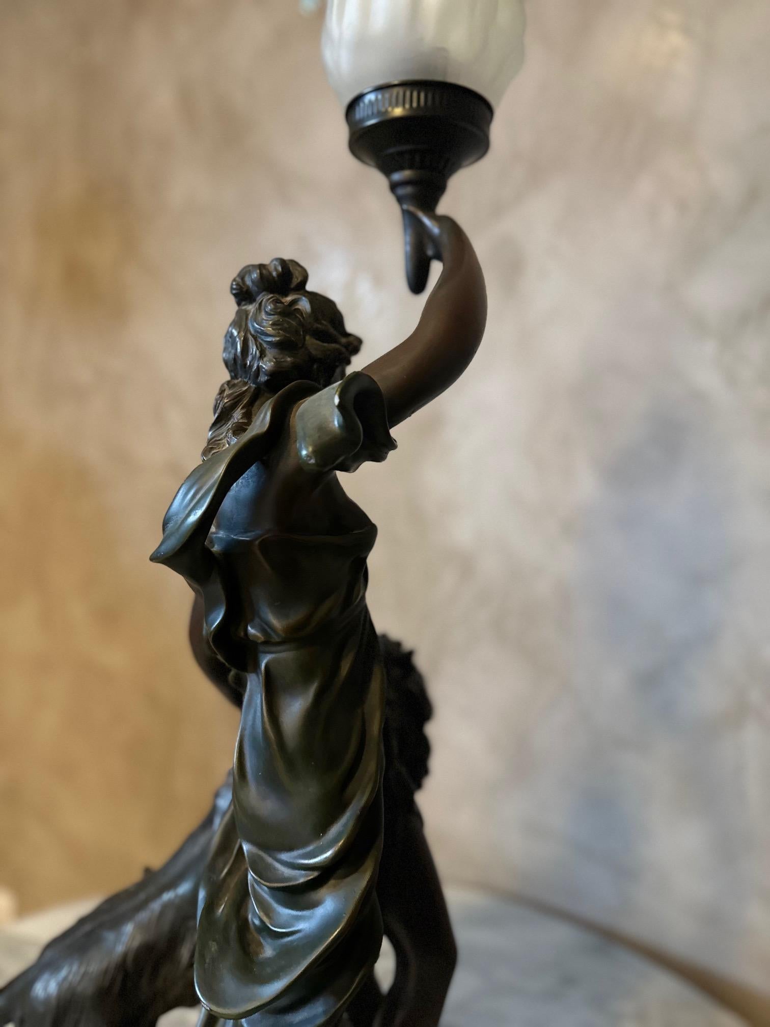 Statua di donna con leone e lampada francese del XX secolo in vendita 10