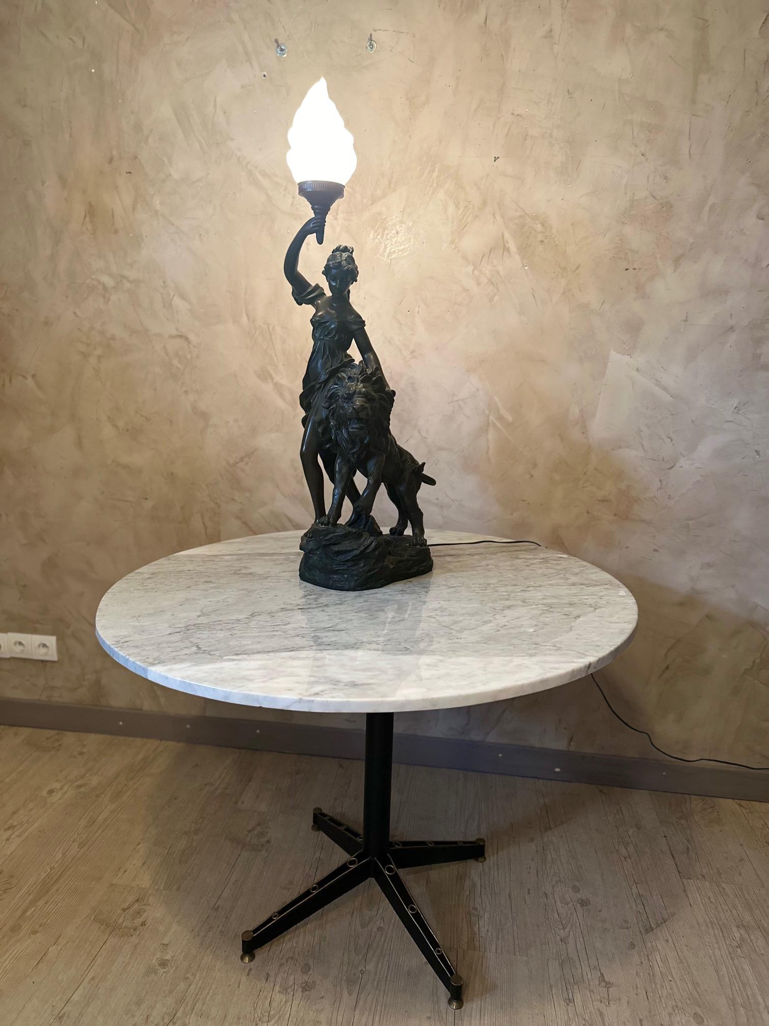 Statua di donna con leone e lampada francese del XX secolo in vendita 11