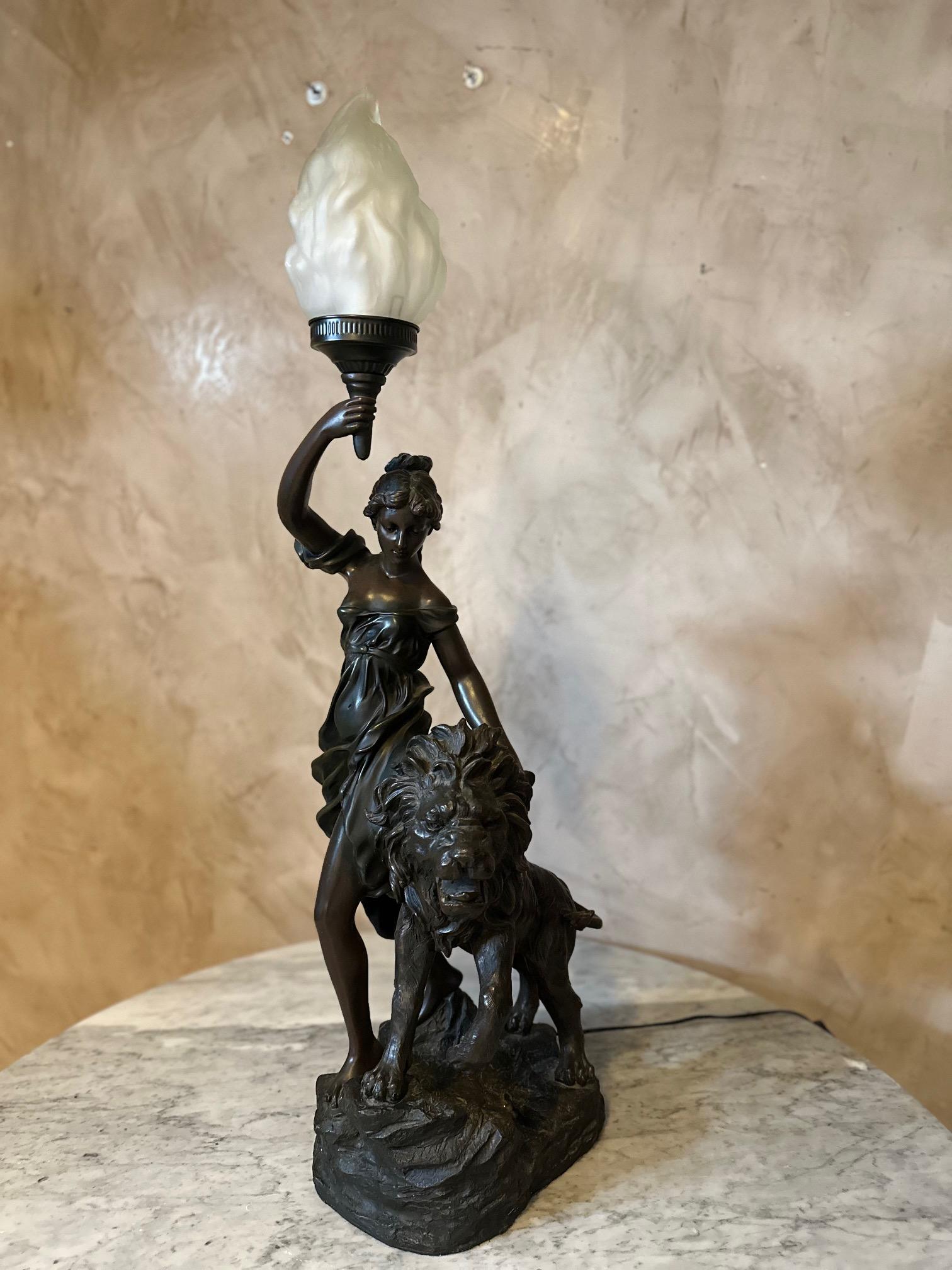 20th century French Woman with a Lion Statue and Lamp In Good Condition For Sale In LEGNY, FR