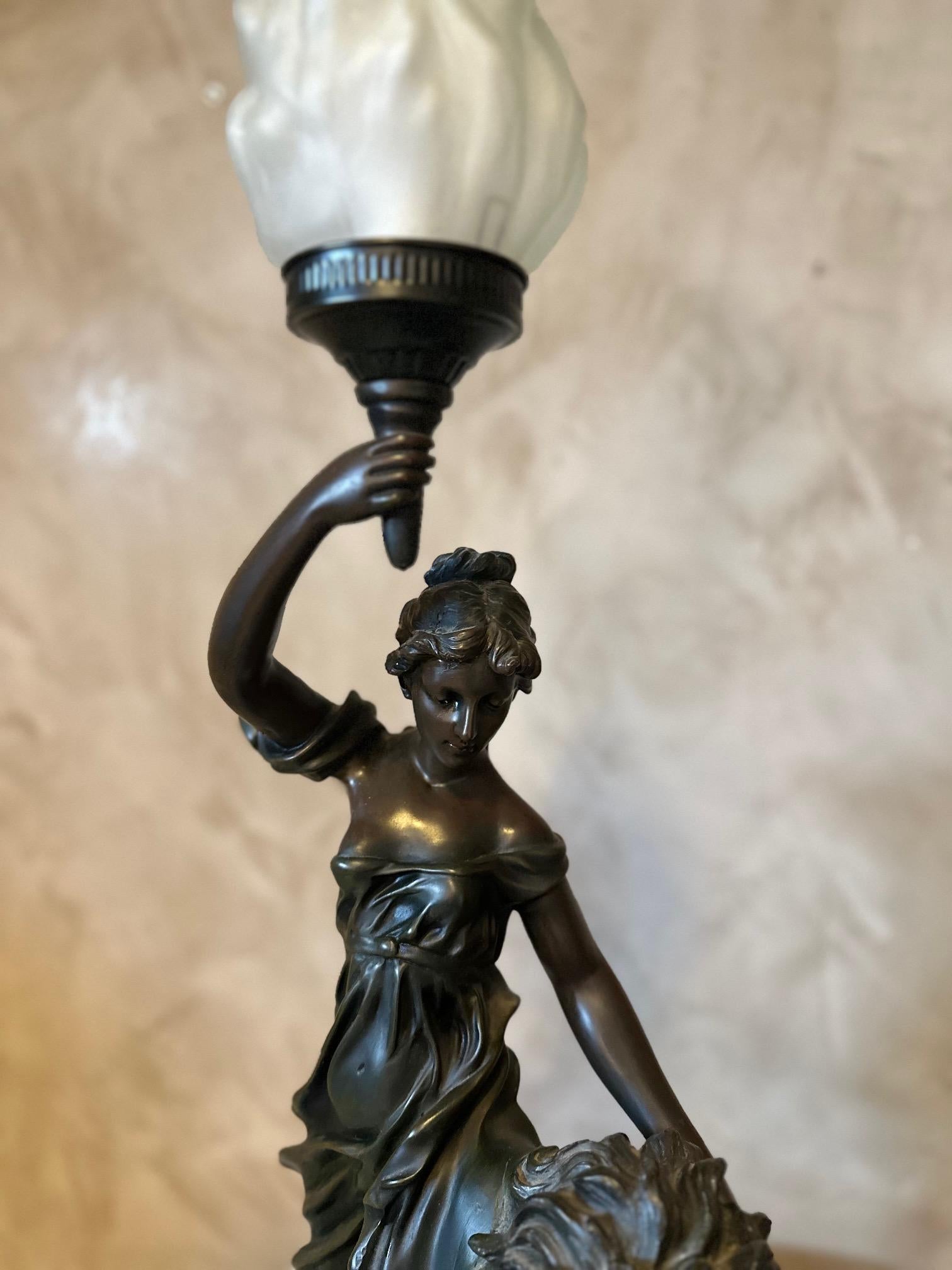 Statua di donna con leone e lampada francese del XX secolo In condizioni buone in vendita a LEGNY, FR