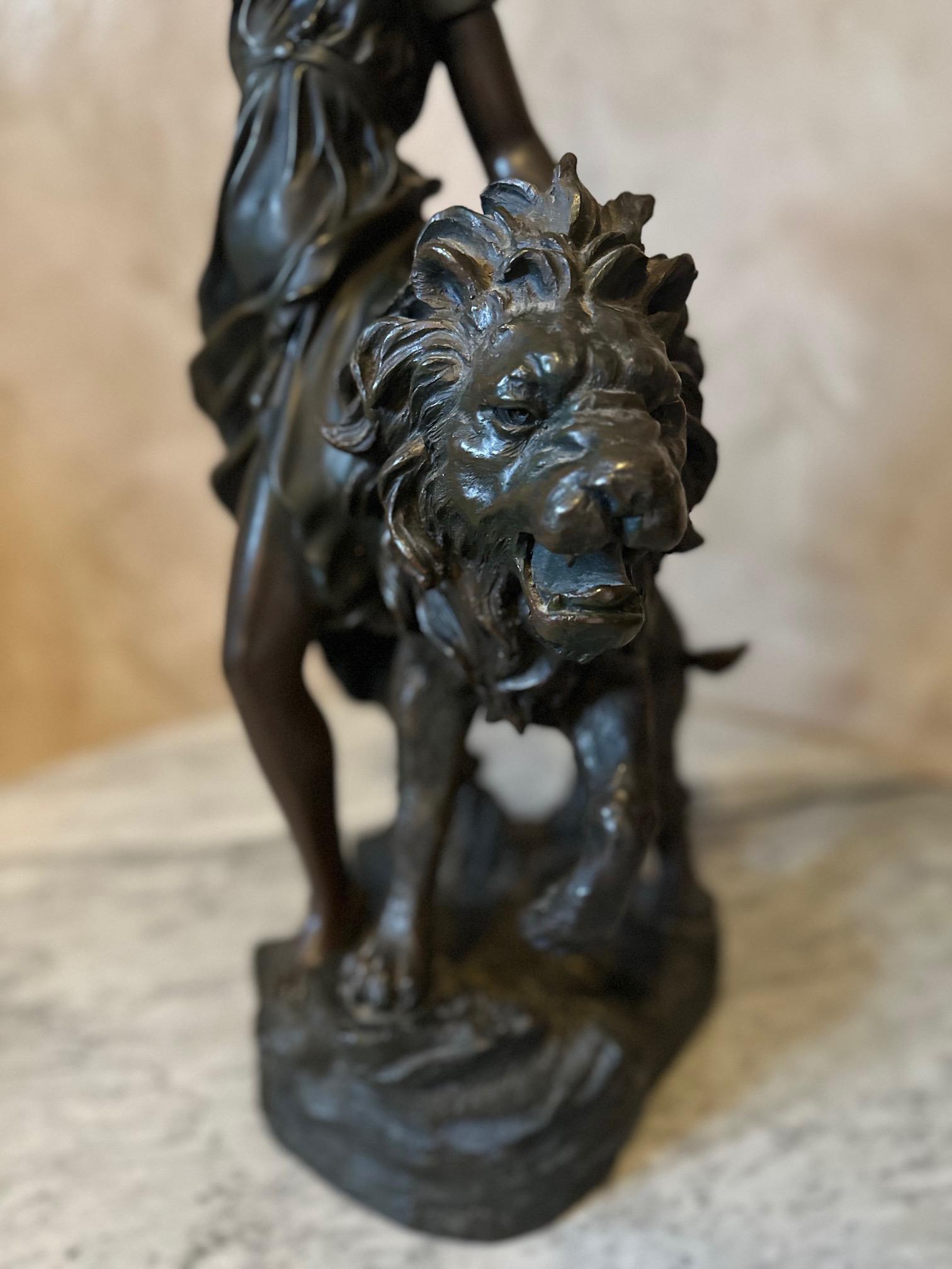 Fine XX secolo Statua di donna con leone e lampada francese del XX secolo in vendita