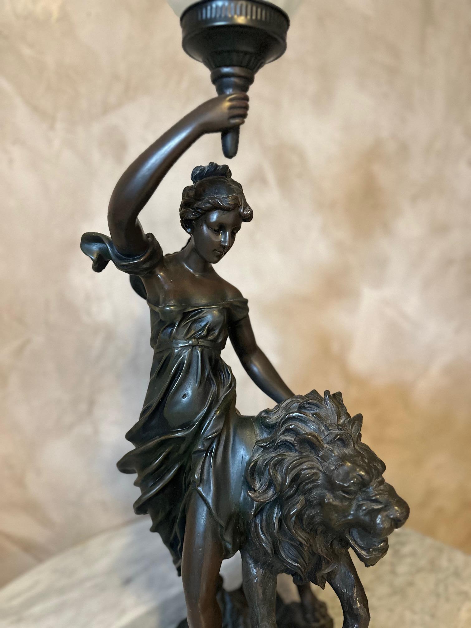 Vetro opalino Statua di donna con leone e lampada francese del XX secolo in vendita