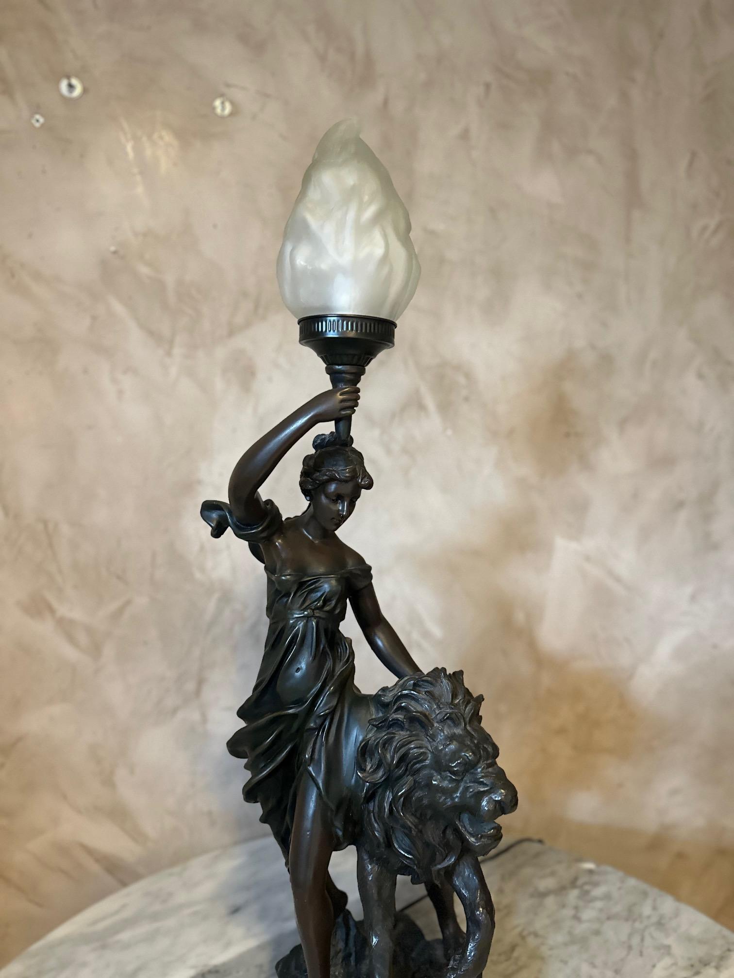 Statua di donna con leone e lampada francese del XX secolo in vendita 1