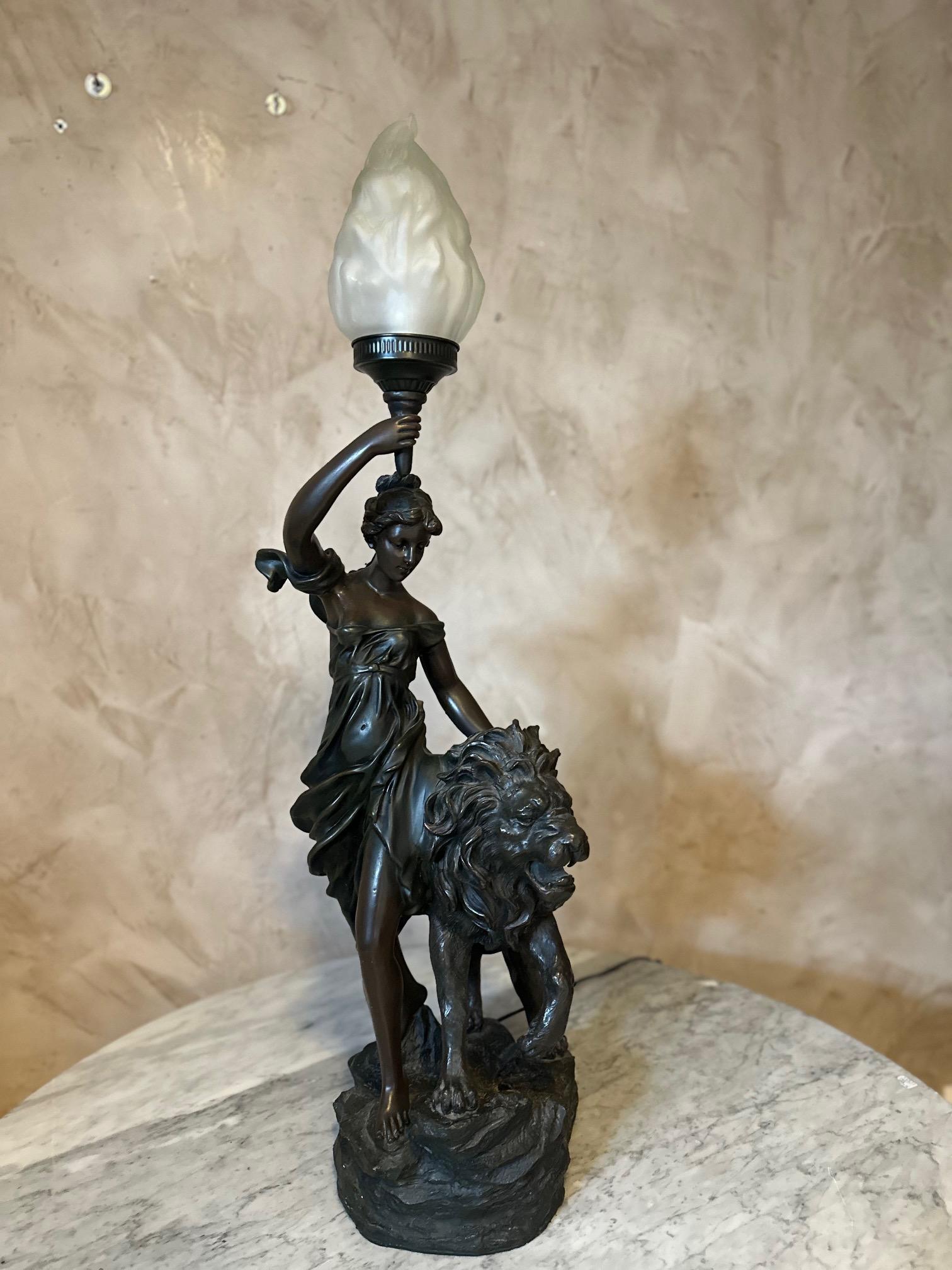 20th century French Woman with a Lion Statue and Lamp For Sale 3
