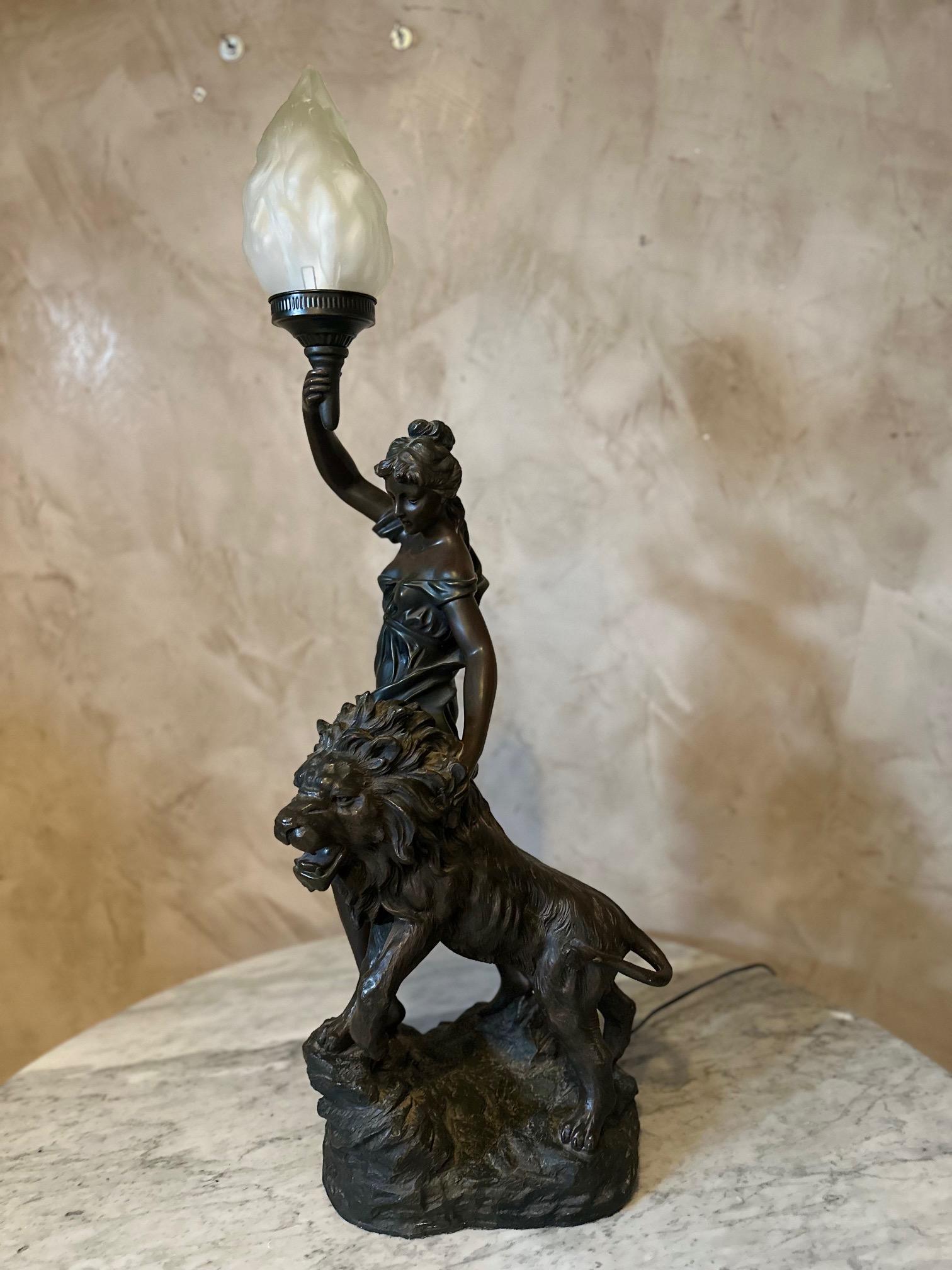 Statua di donna con leone e lampada francese del XX secolo in vendita 3