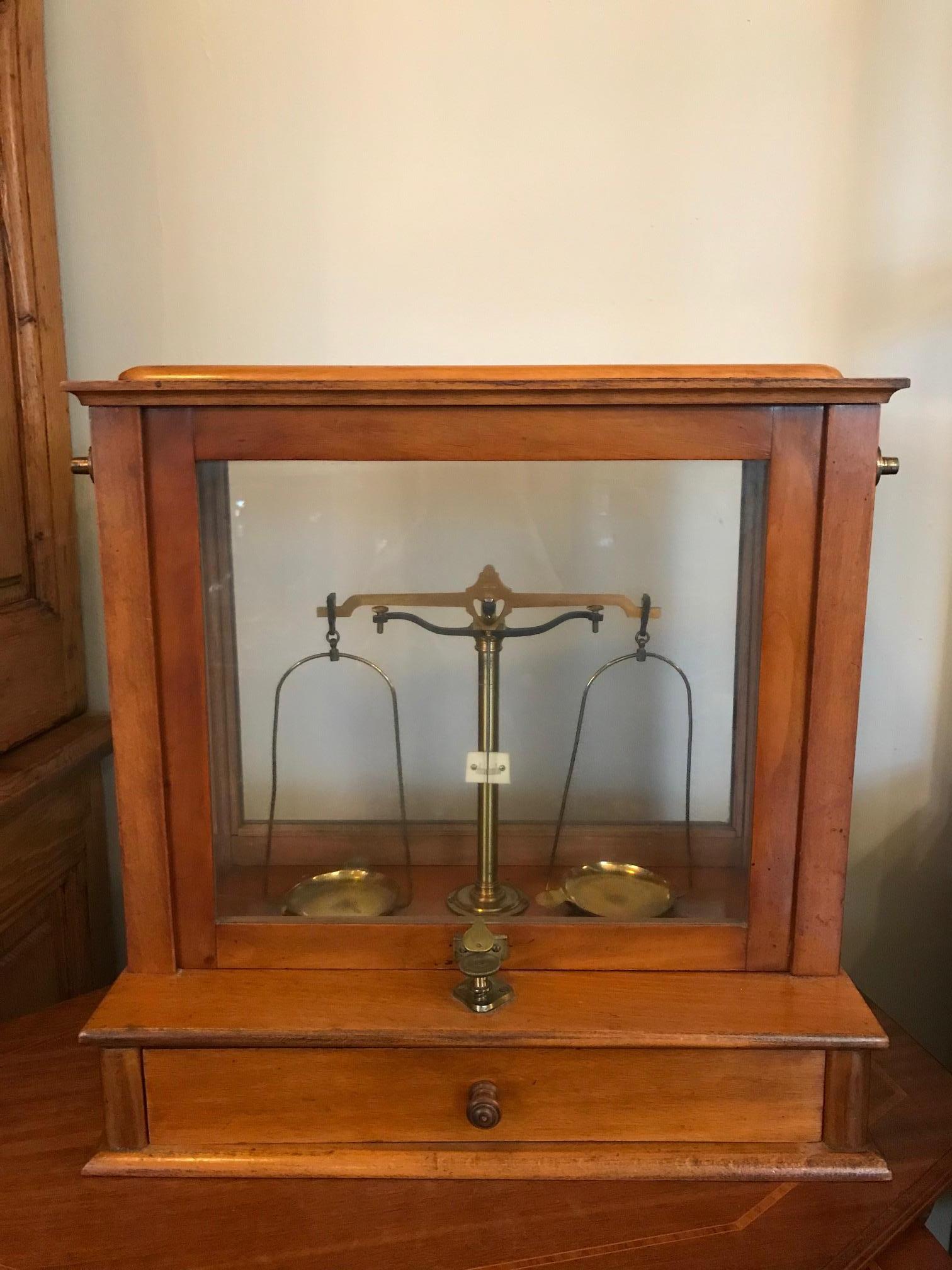 Beautiful 20th century French wood and gilded brass Jeweler scale from the 1950s with its brass weight. Scale under a glass that is sliding up and down.
Manufacturer brass stamp. Nice and rare piece. You will find jewelry drawings.