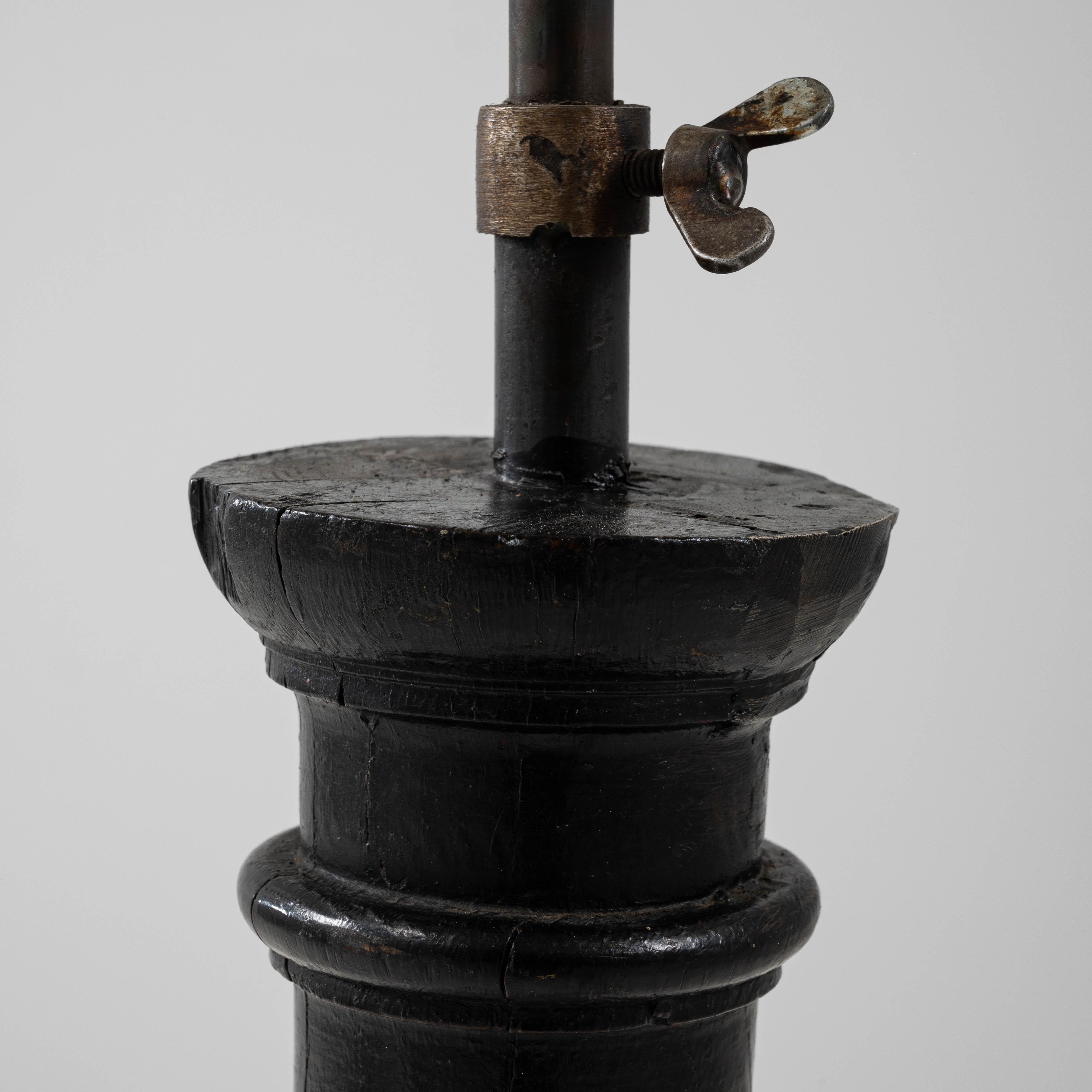 Lámpara de pie francesa del siglo XX de madera patinada en negro en venta 5