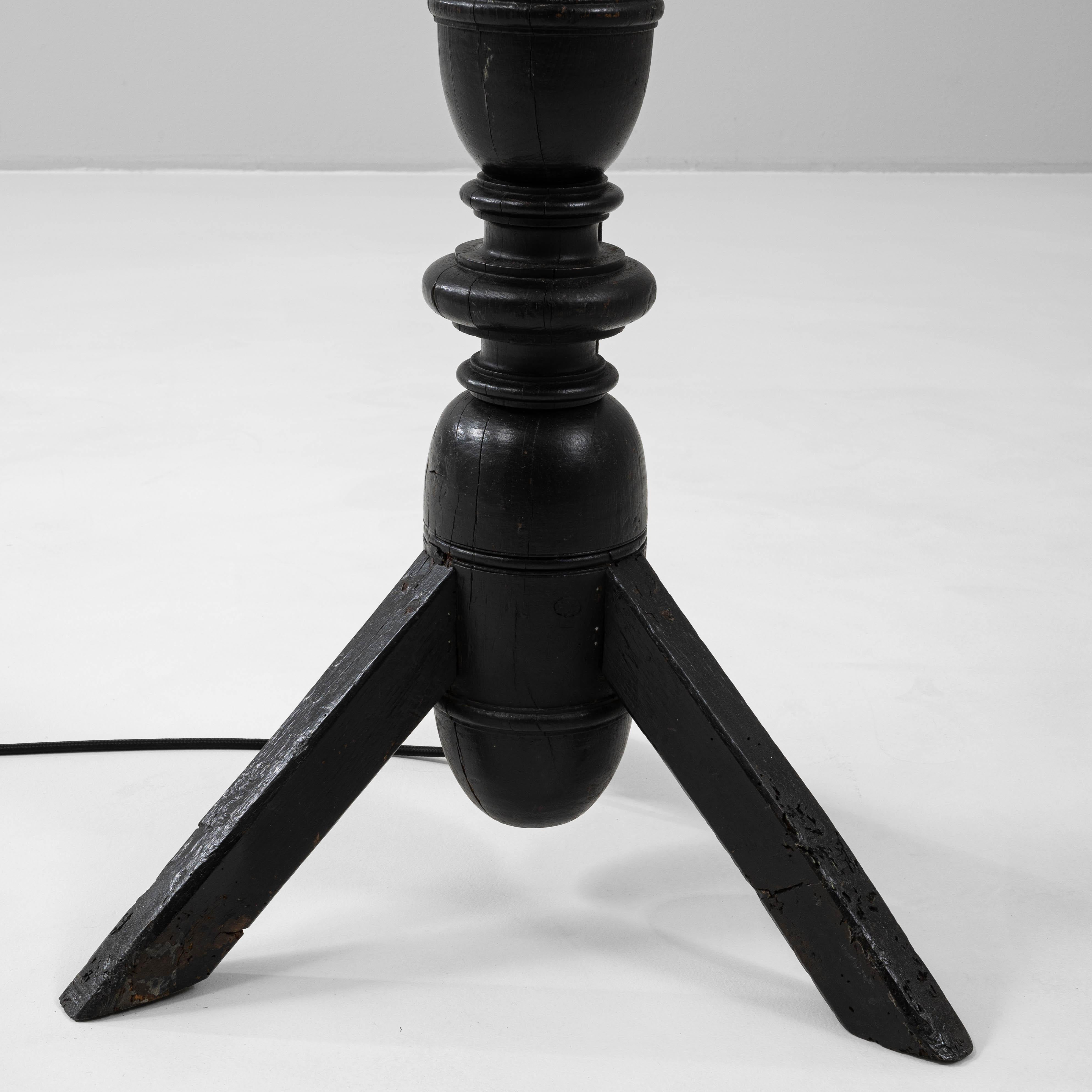 Lámpara de pie francesa del siglo XX de madera patinada en negro en venta 6
