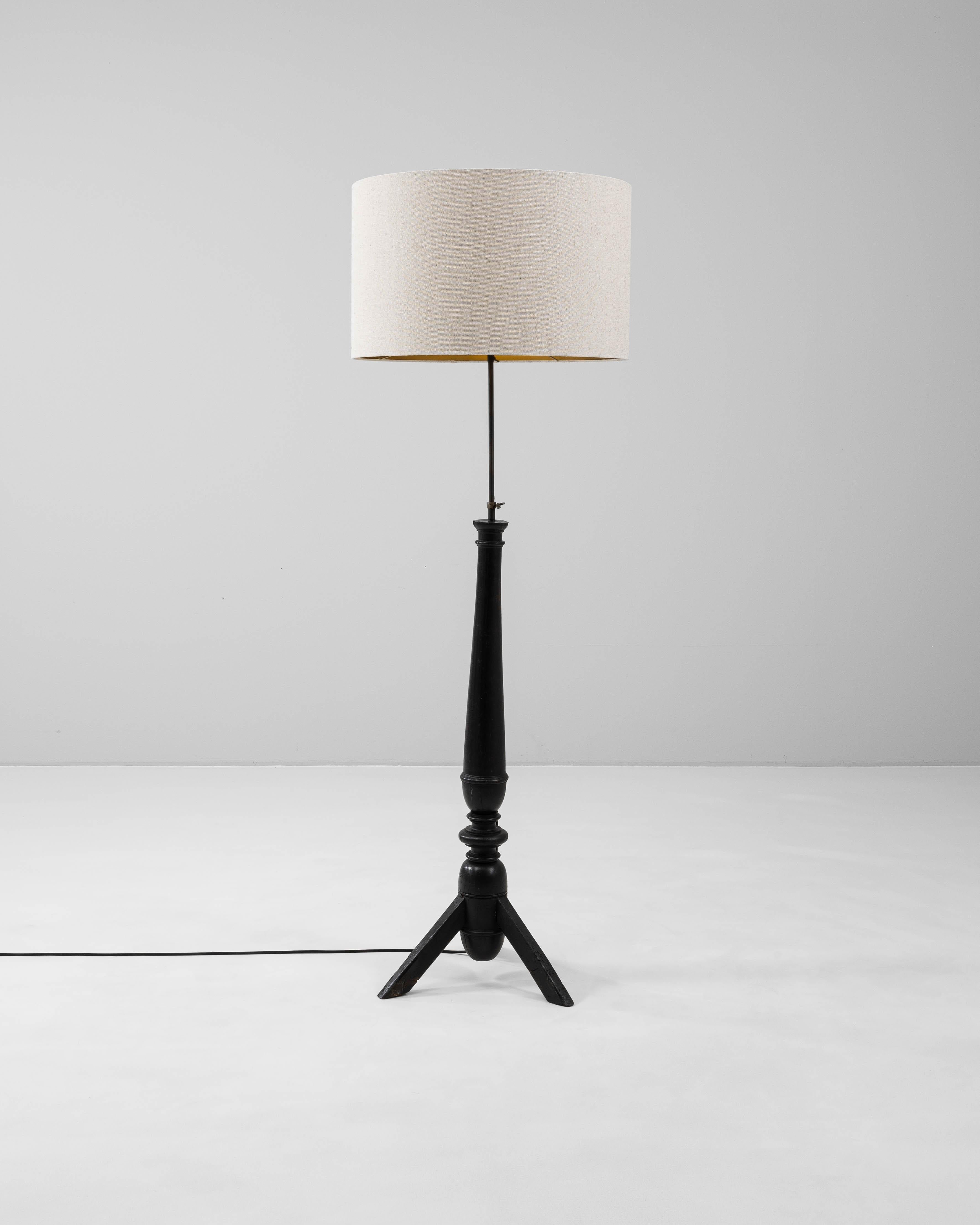 Lámpara de pie francesa del siglo XX de madera patinada en negro en Bueno estado para la venta en High Point, NC