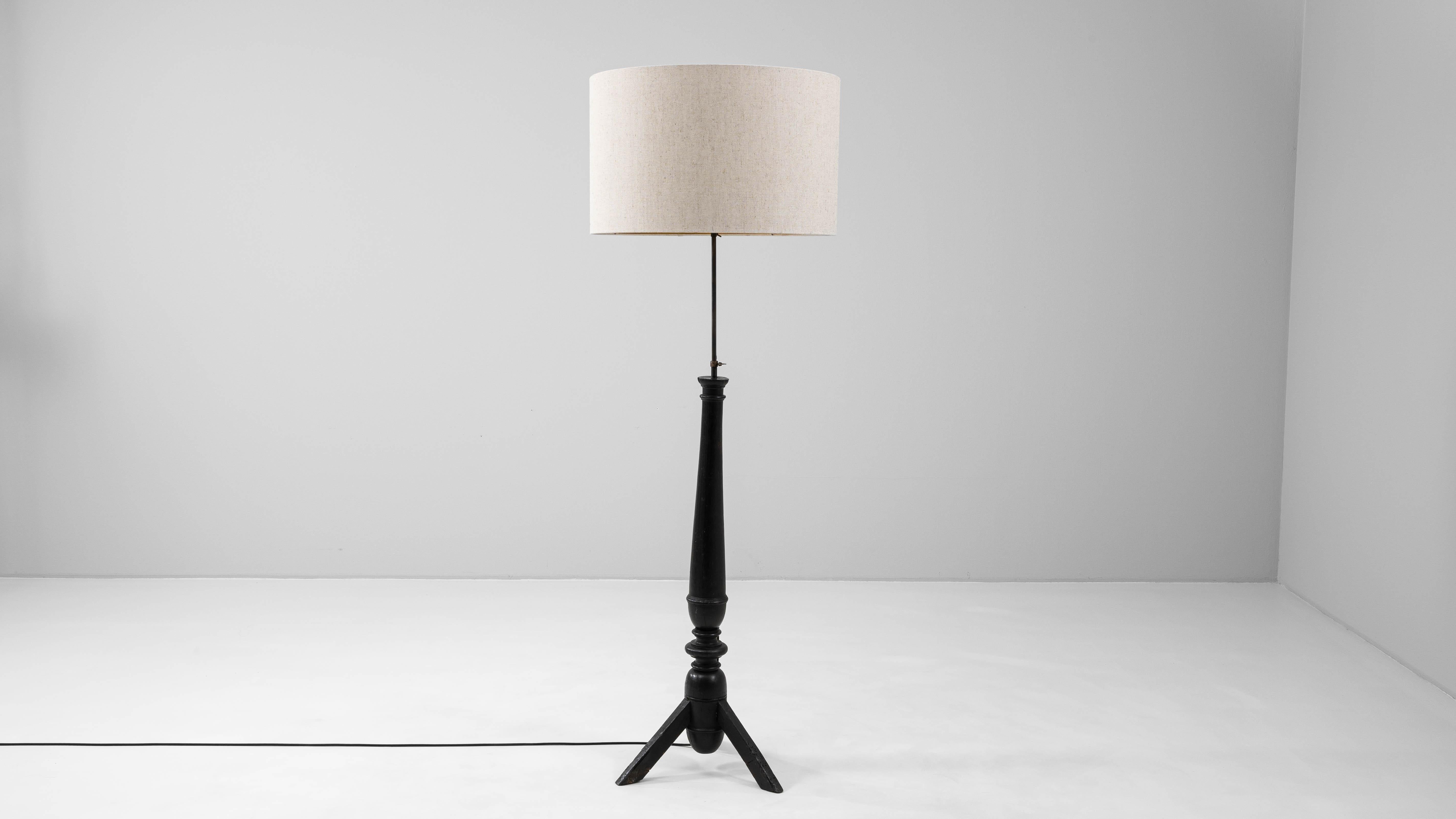 Lámpara de pie francesa del siglo XX de madera patinada en negro en venta 2