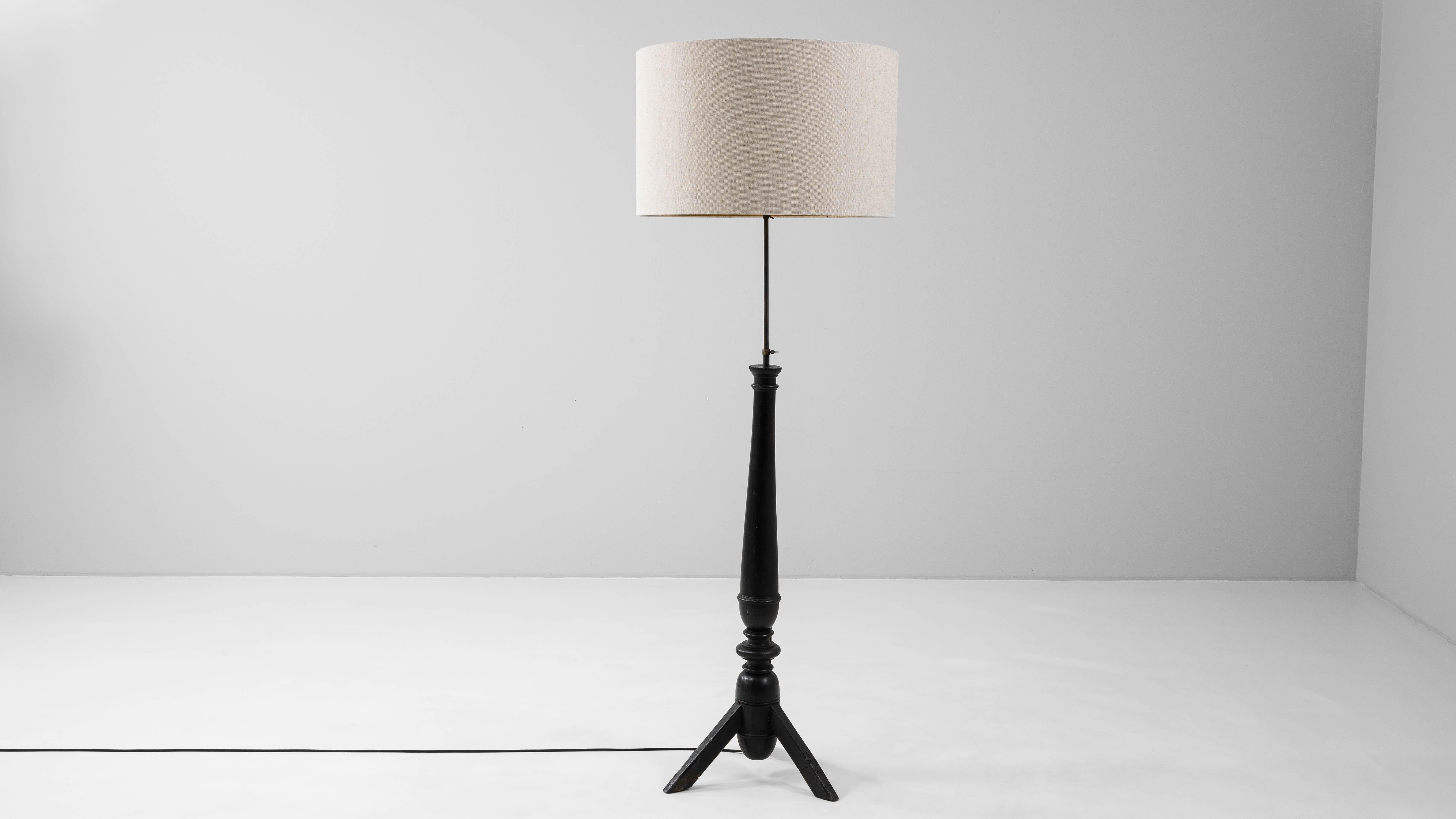 Lámpara de pie francesa del siglo XX de madera patinada en negro en venta 3