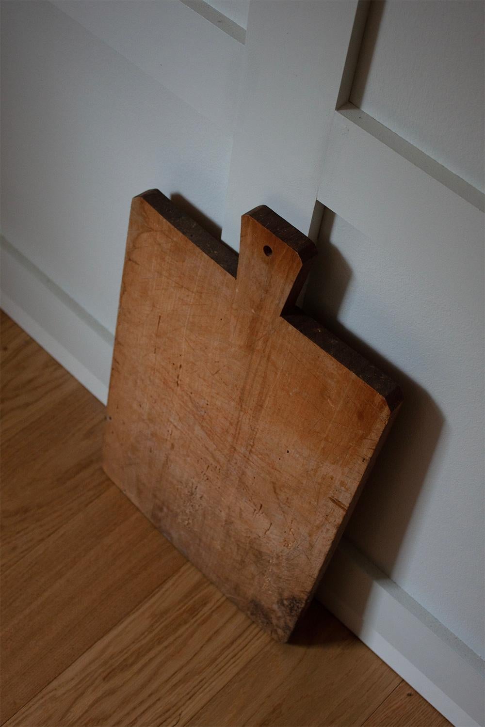 Hand-Carved 20th Century French Wood Cutting Seaving Board For Sale