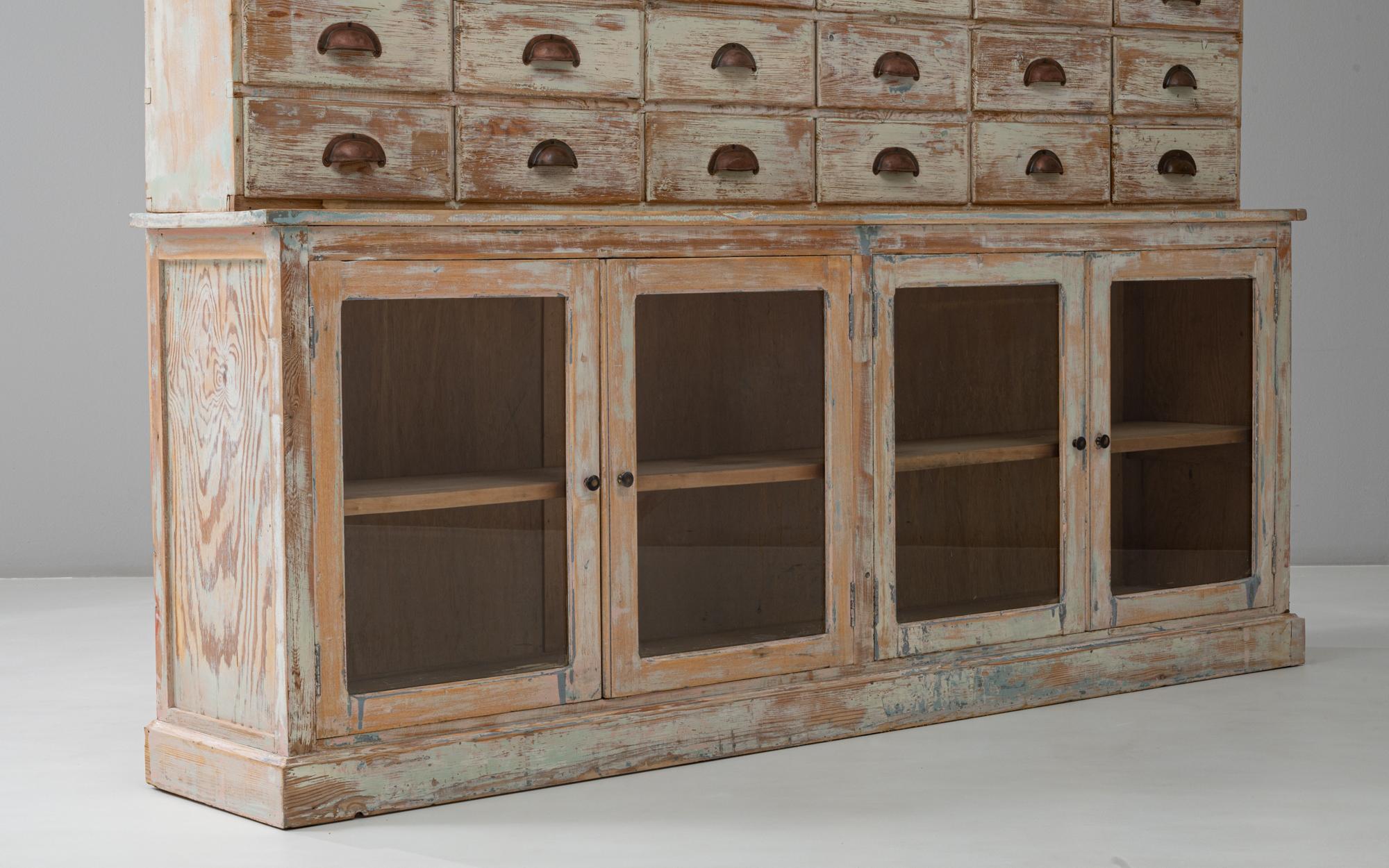 Armoire d'apothicaire en bois patiné du 20ème siècle avec portes vitrées en vente 3