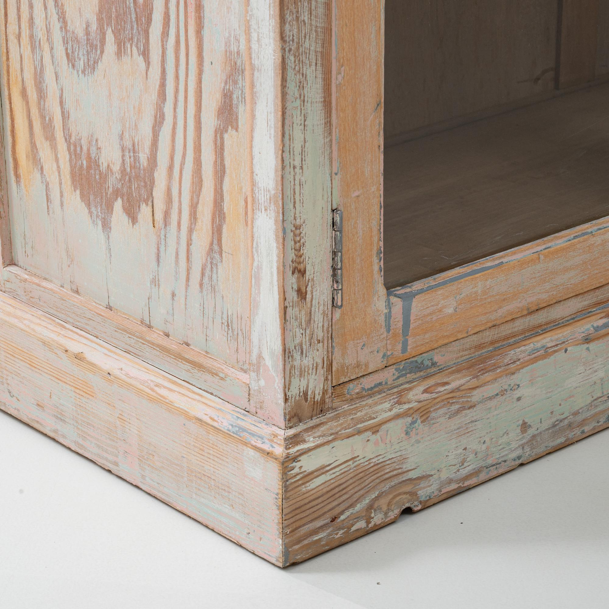 Armoire d'apothicaire en bois patiné du 20ème siècle avec portes vitrées en vente 4