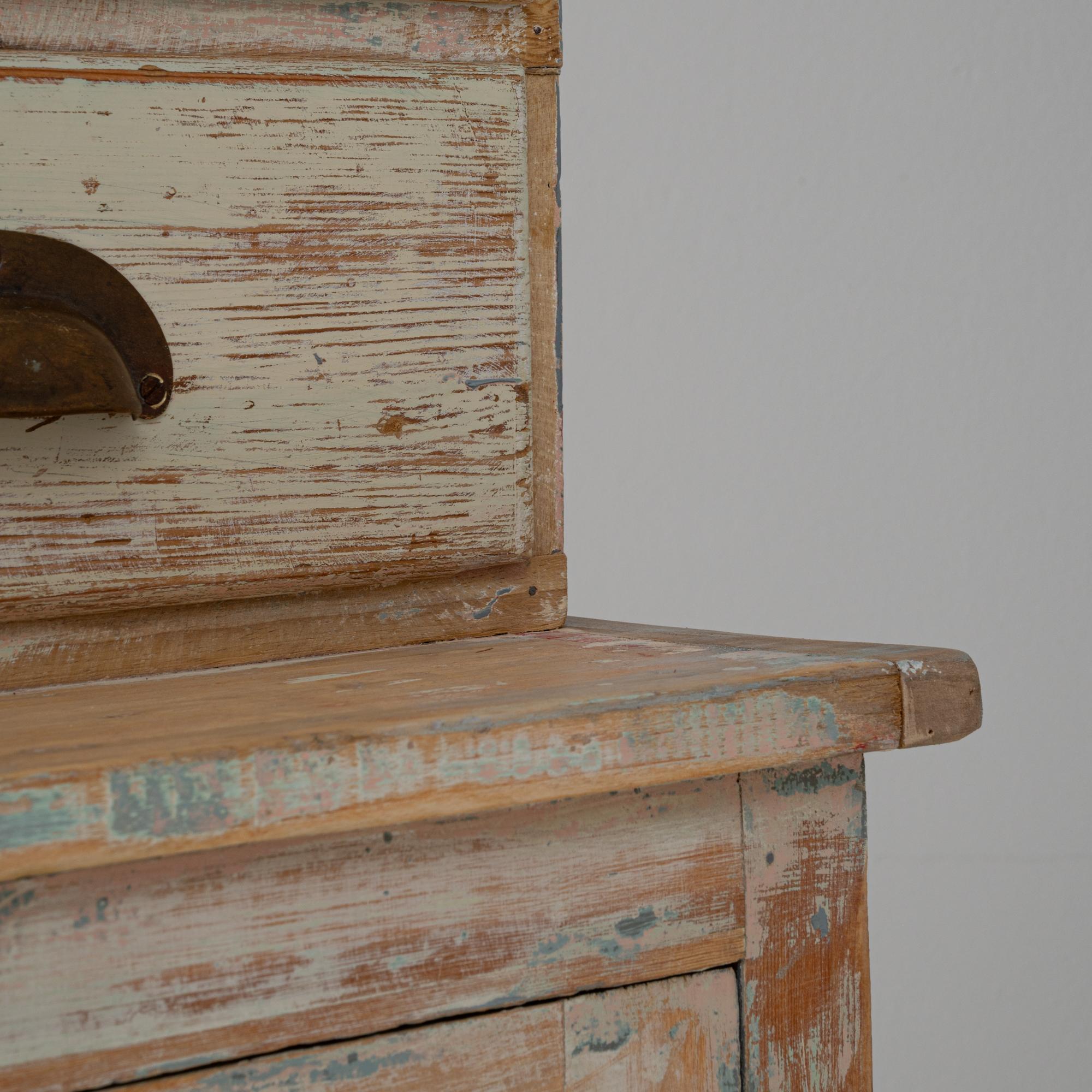 Armoire d'apothicaire en bois patiné du 20ème siècle avec portes vitrées en vente 5