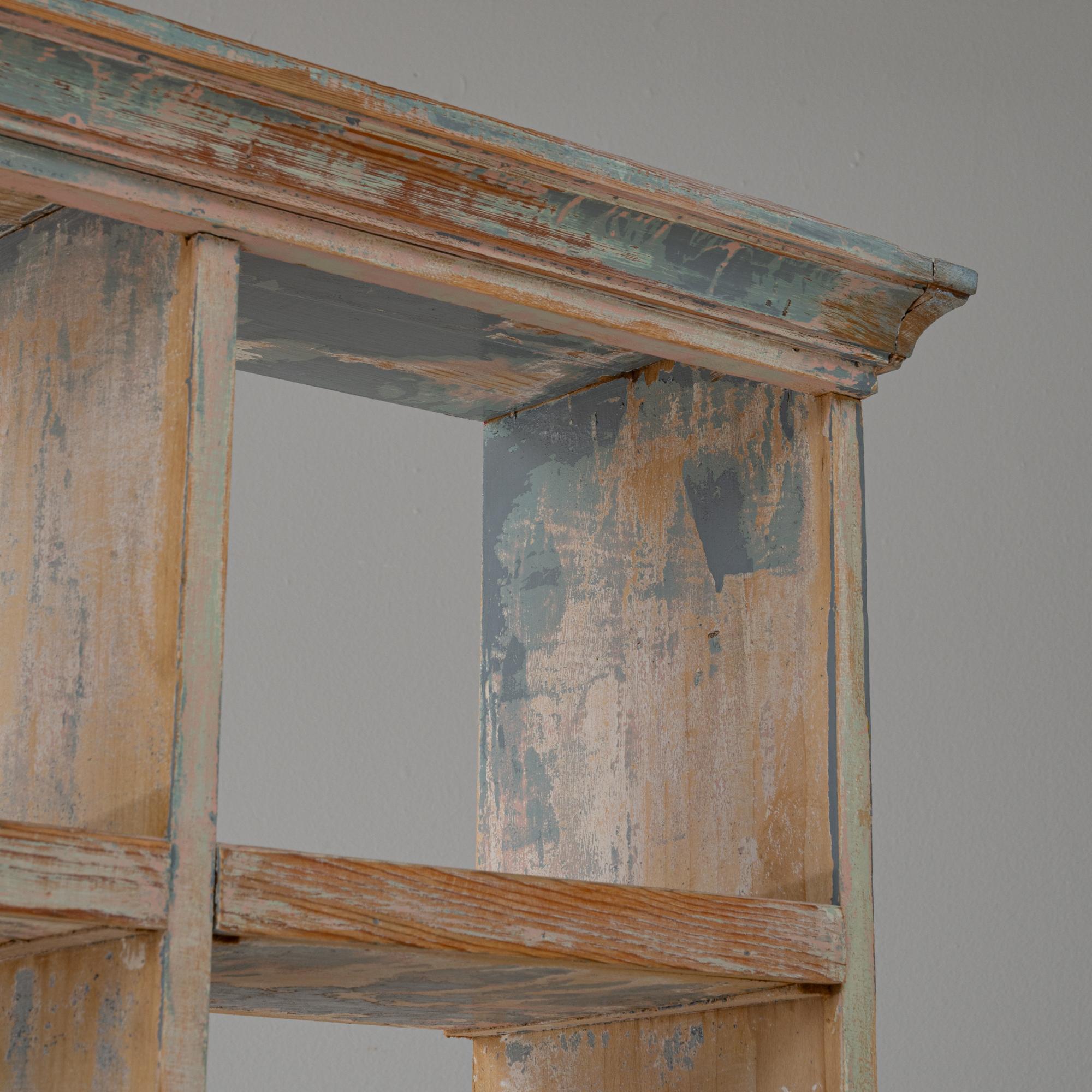 Armoire d'apothicaire en bois patiné du 20ème siècle avec portes vitrées en vente 6